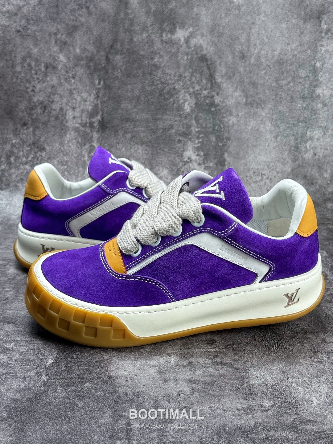 Louis Vuitton Tilted Monogram Denim Low Sneakers 루이비통 틸티드 모노그램 데님 로우 스니커즈
--- 1