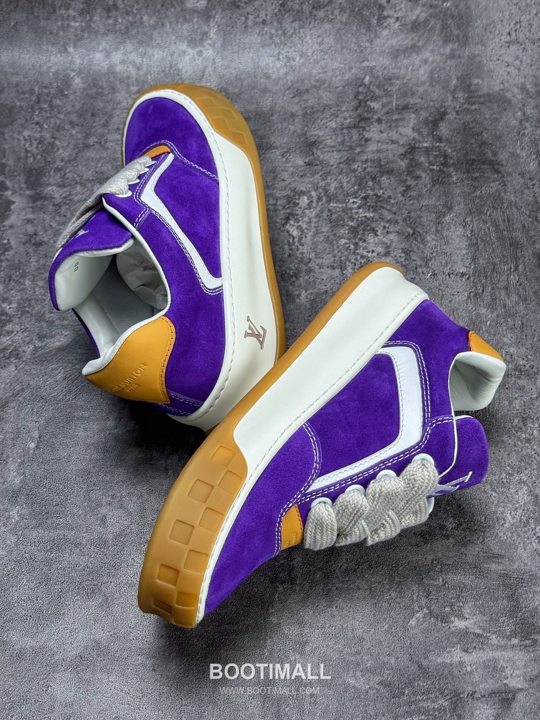 Louis Vuitton Tilted Monogram Denim Low Sneakers 루이비통 틸티드 모노그램 데님 로우 스니커즈
--- 3