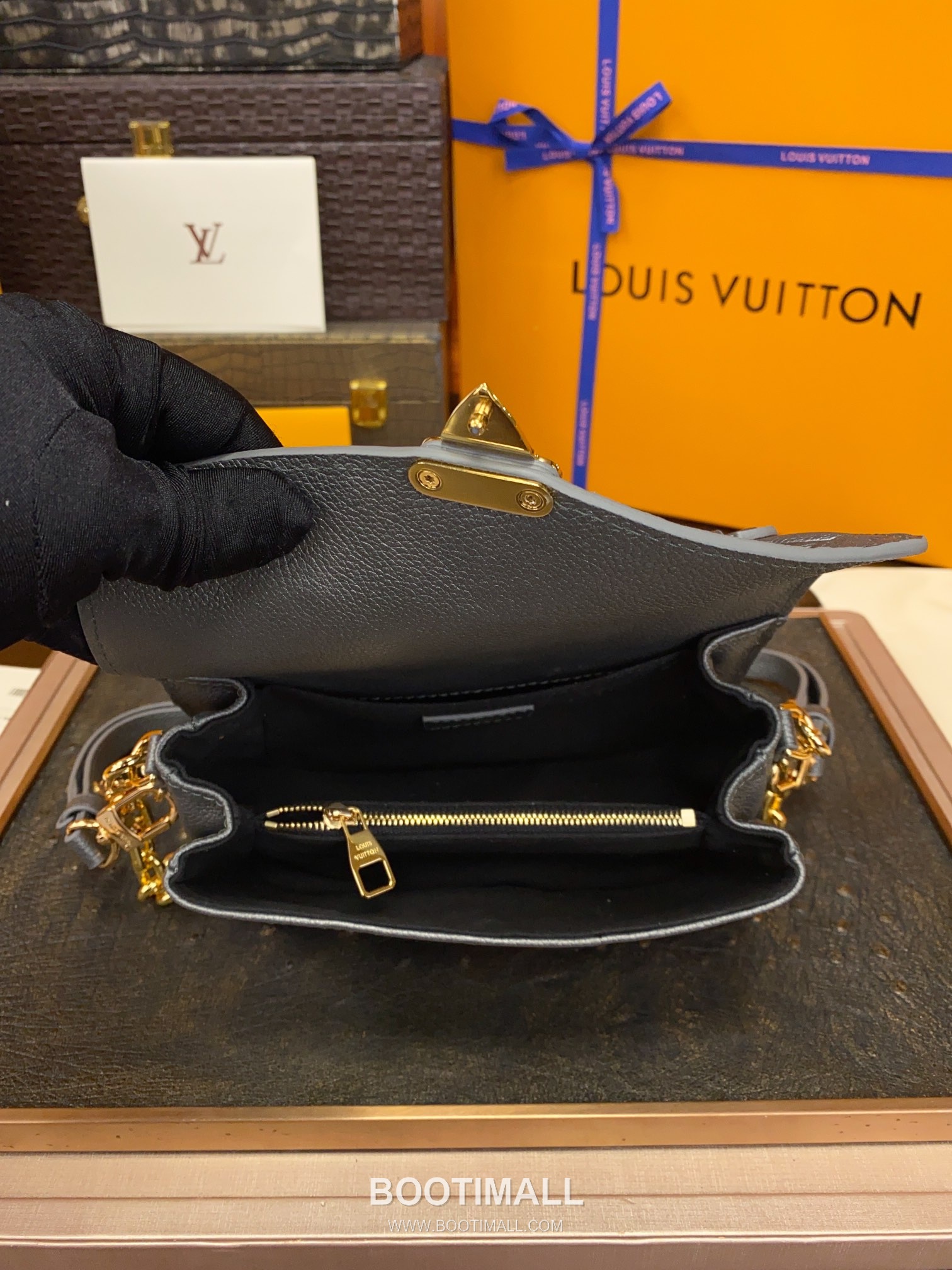 Louis Vuitton Pochette Métis East West M11998 Monogram Empreinte Leather Shoulder Bag 루이비통 포쉐트 메티스 이스트 웨스트 모노그램 앙프렝뜨 가죽 숄더백 21.5cm 16