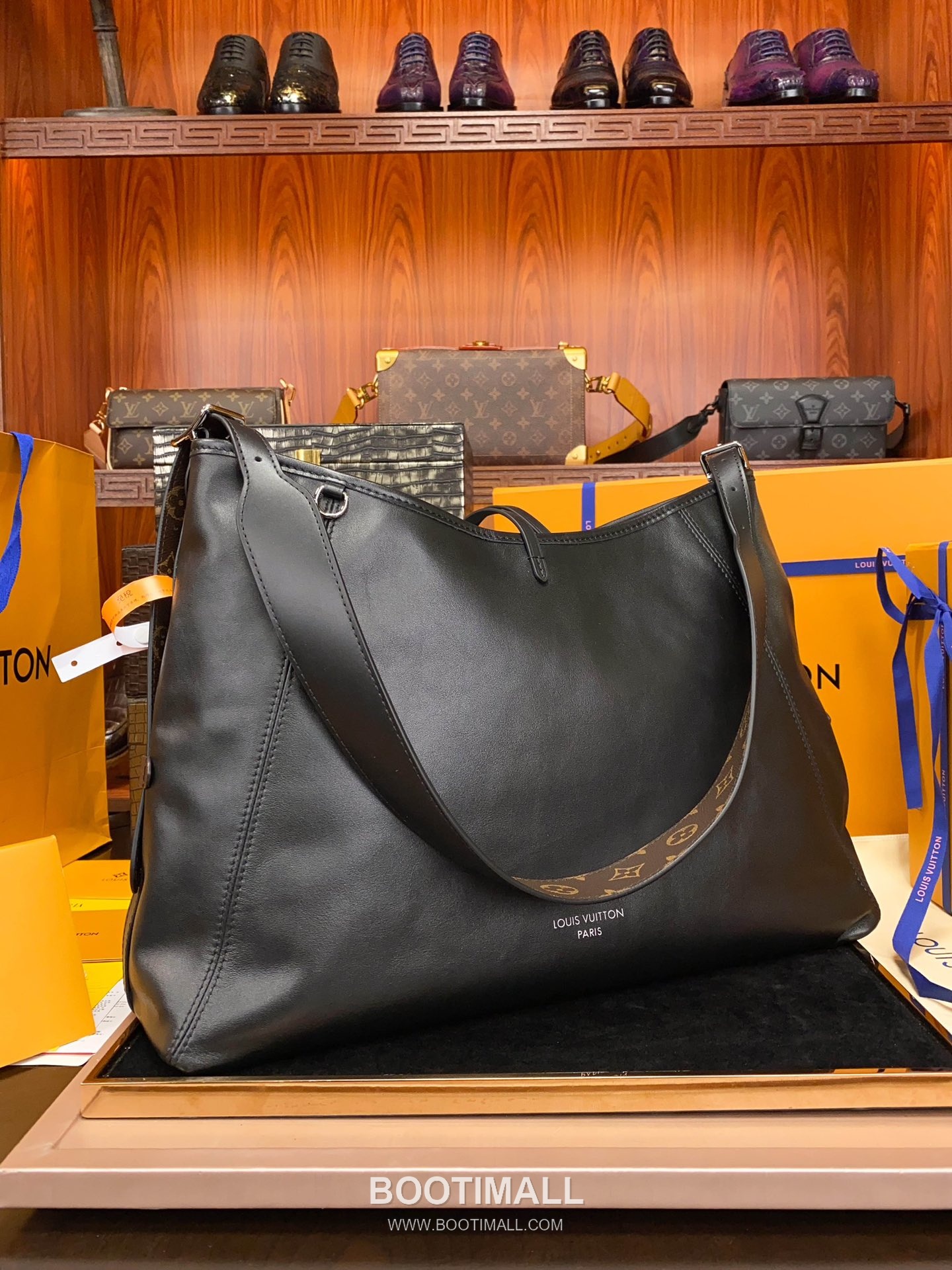 Louis Vuitton CarryAll Dark MM M25143 Lambskin Leather Tote Bag 루이비통 캐리올 다크 MM 램스킨 가죽 토트백 39cm 2