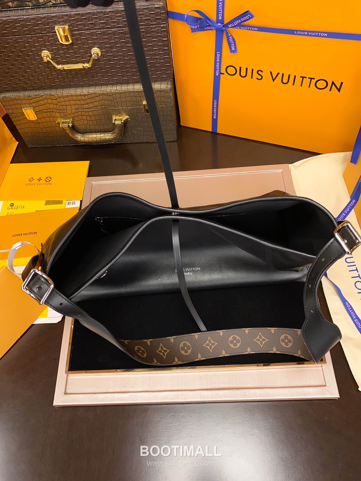 Louis Vuitton CarryAll Dark MM M25143 Lambskin Leather Tote Bag 루이비통 캐리올 다크 MM 램스킨 가죽 토트백 39cm 8