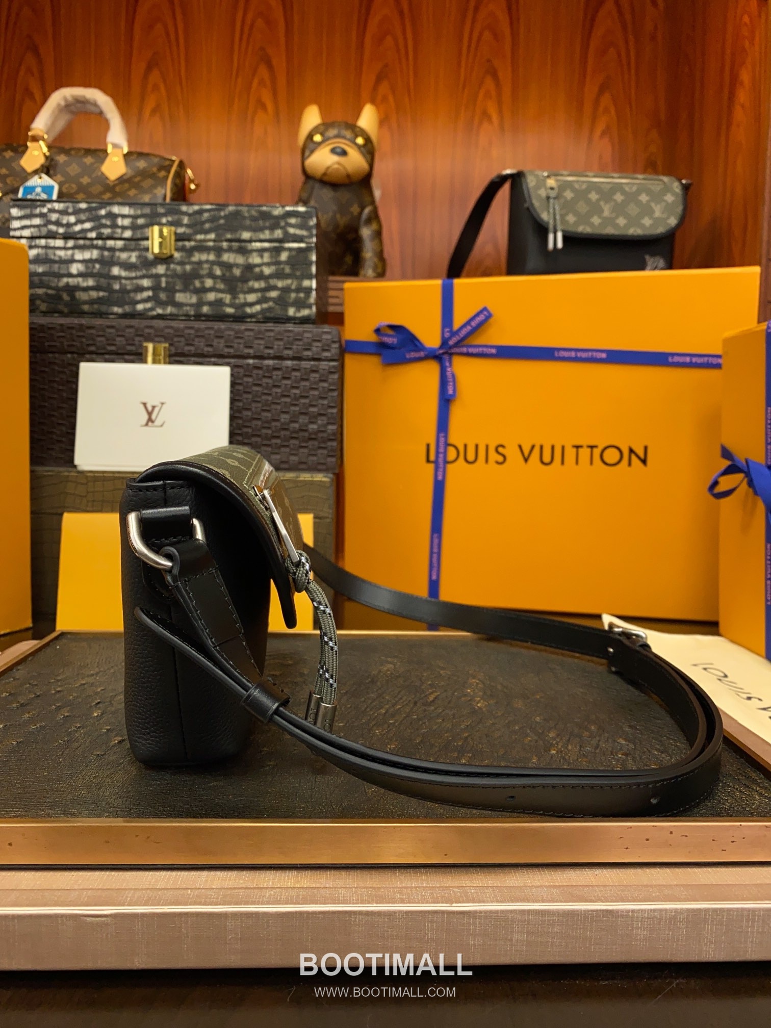 Louis Vuitton Pulse Mini Bag M12618 Monogram Canvas and Leather Shoulder Bag 루이비통 펄스 미니백 모노그램 캔버스 가죽 숄더백 22.5cm 9
