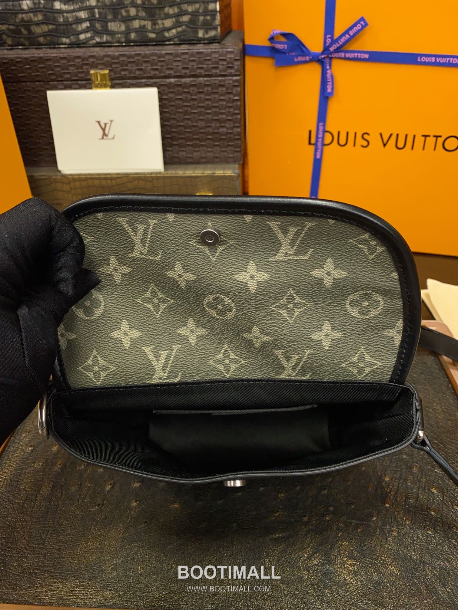 Louis Vuitton Pulse Mini Bag M12618 Monogram Canvas and Leather Shoulder Bag 루이비통 펄스 미니백 모노그램 캔버스 가죽 숄더백 22.5cm 14