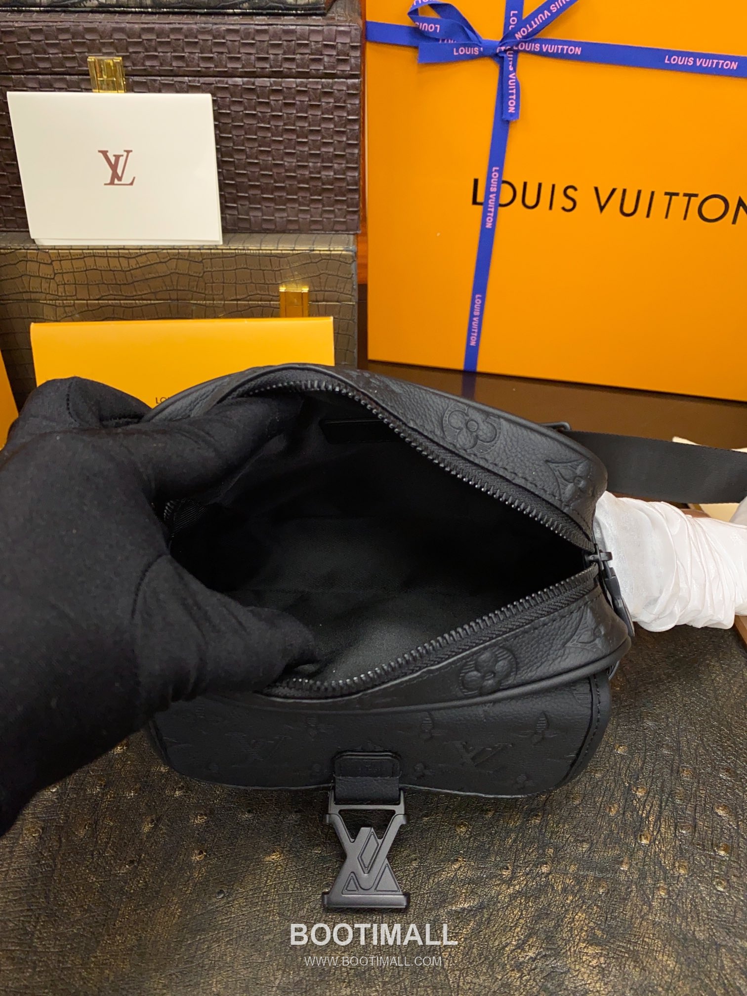 Louis Vuitton Getaway Messenger Bag M12516 Monogram Shadow Leather Bag 루이비통 게터웨이 메신저백 모노그램 섀도우 가죽 백 18cm 12