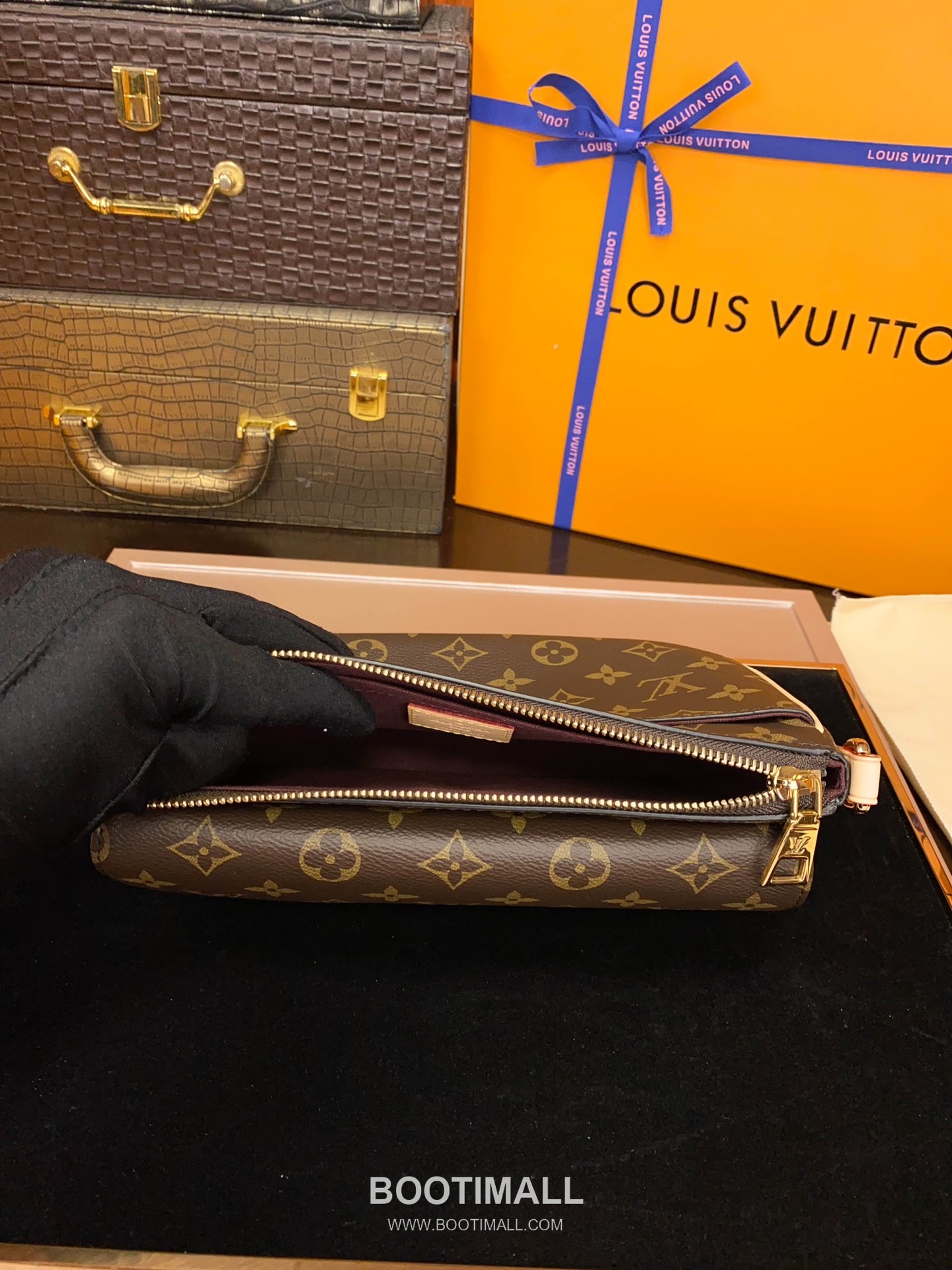 Louis Vuitton Vibe Bag M46999 Monogram Canvas Shoulder Bag 루이비통 바이브 모노그램 캔버스 숄더백 25cm 18