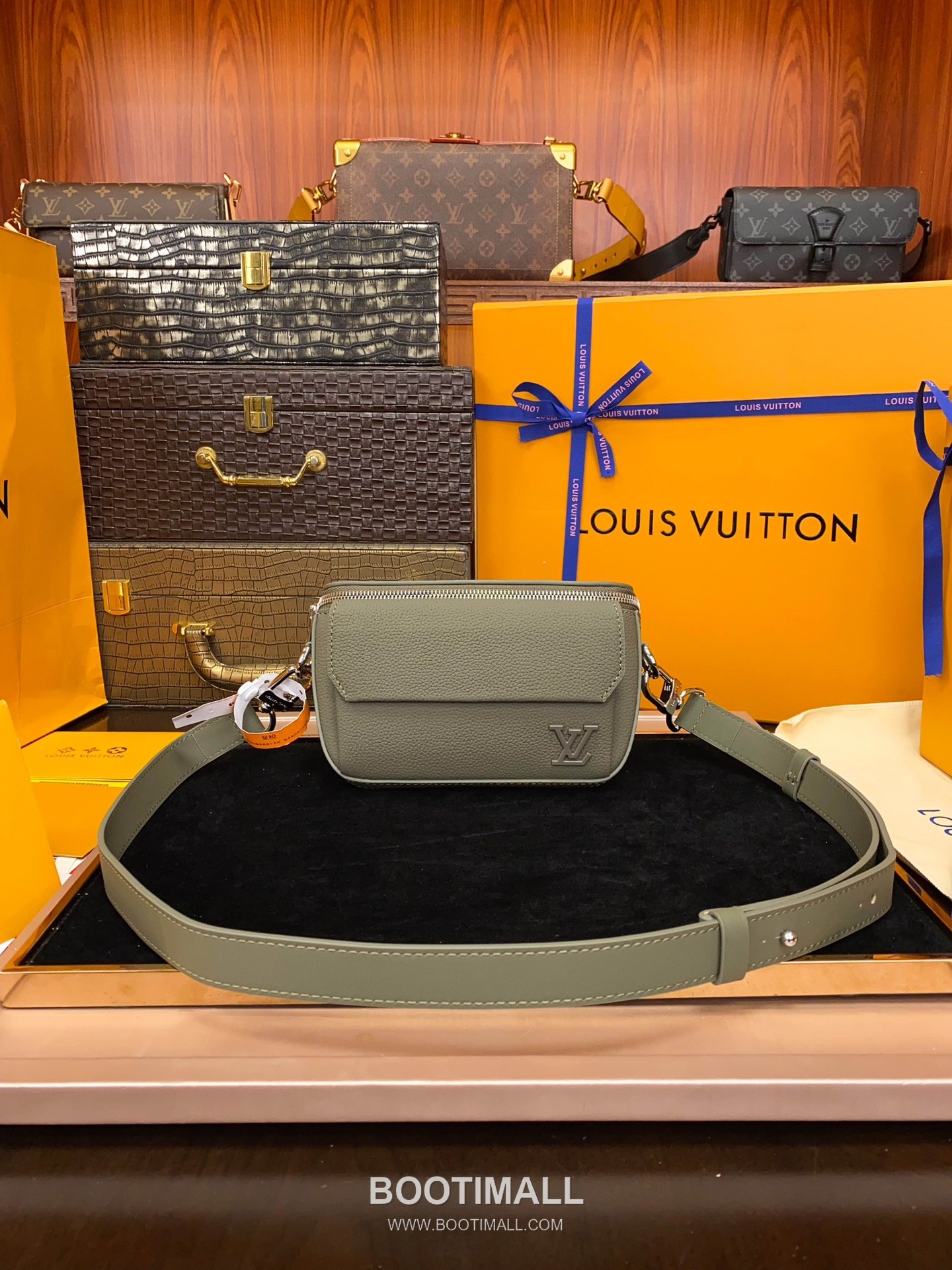 Louis Vuitton Pilot Mini Bag Grained Calfskin Leather Shoulder Bag 루이비통 파일럿 미니백 그레인 카프스킨 가죽 숄더백 20cm 2