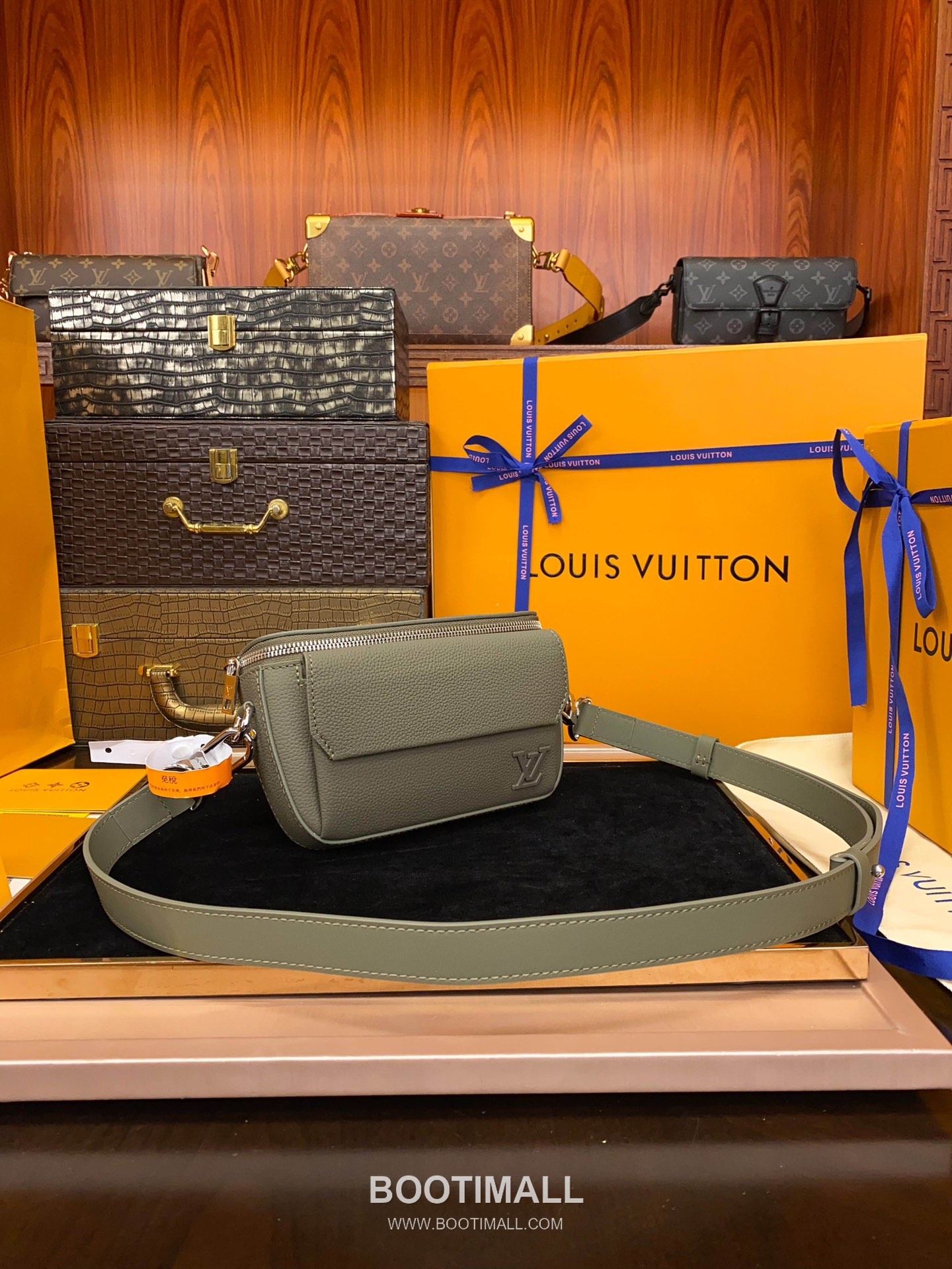 Louis Vuitton Pilot Mini Bag Grained Calfskin Leather Shoulder Bag 루이비통 파일럿 미니백 그레인 카프스킨 가죽 숄더백 20cm 3