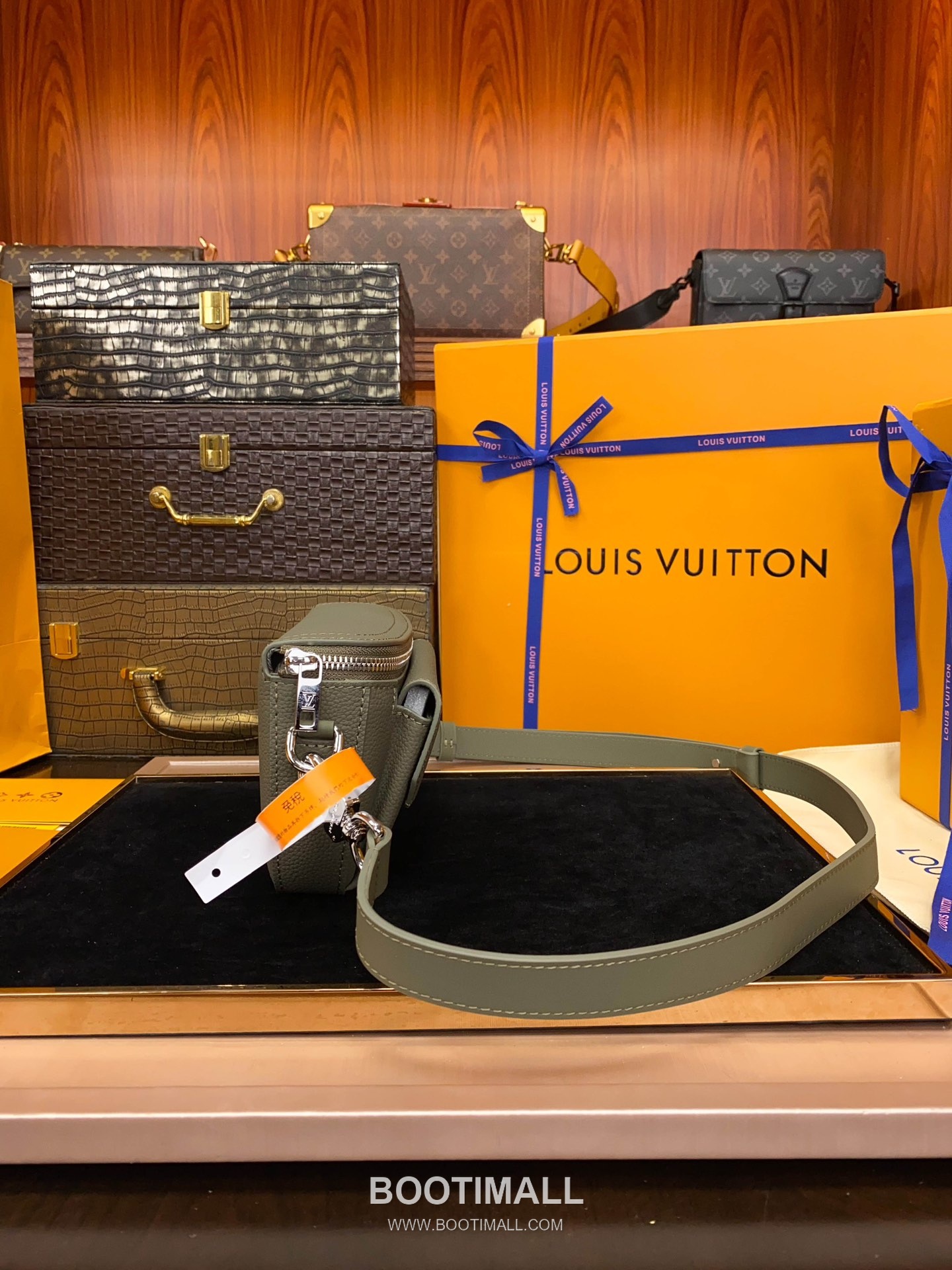 Louis Vuitton Pilot Mini Bag Grained Calfskin Leather Shoulder Bag 루이비통 파일럿 미니백 그레인 카프스킨 가죽 숄더백 20cm 4