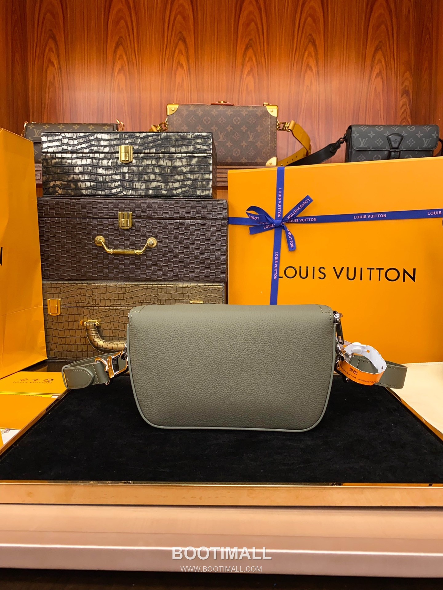 Louis Vuitton Pilot Mini Bag Grained Calfskin Leather Shoulder Bag 루이비통 파일럿 미니백 그레인 카프스킨 가죽 숄더백 20cm 5