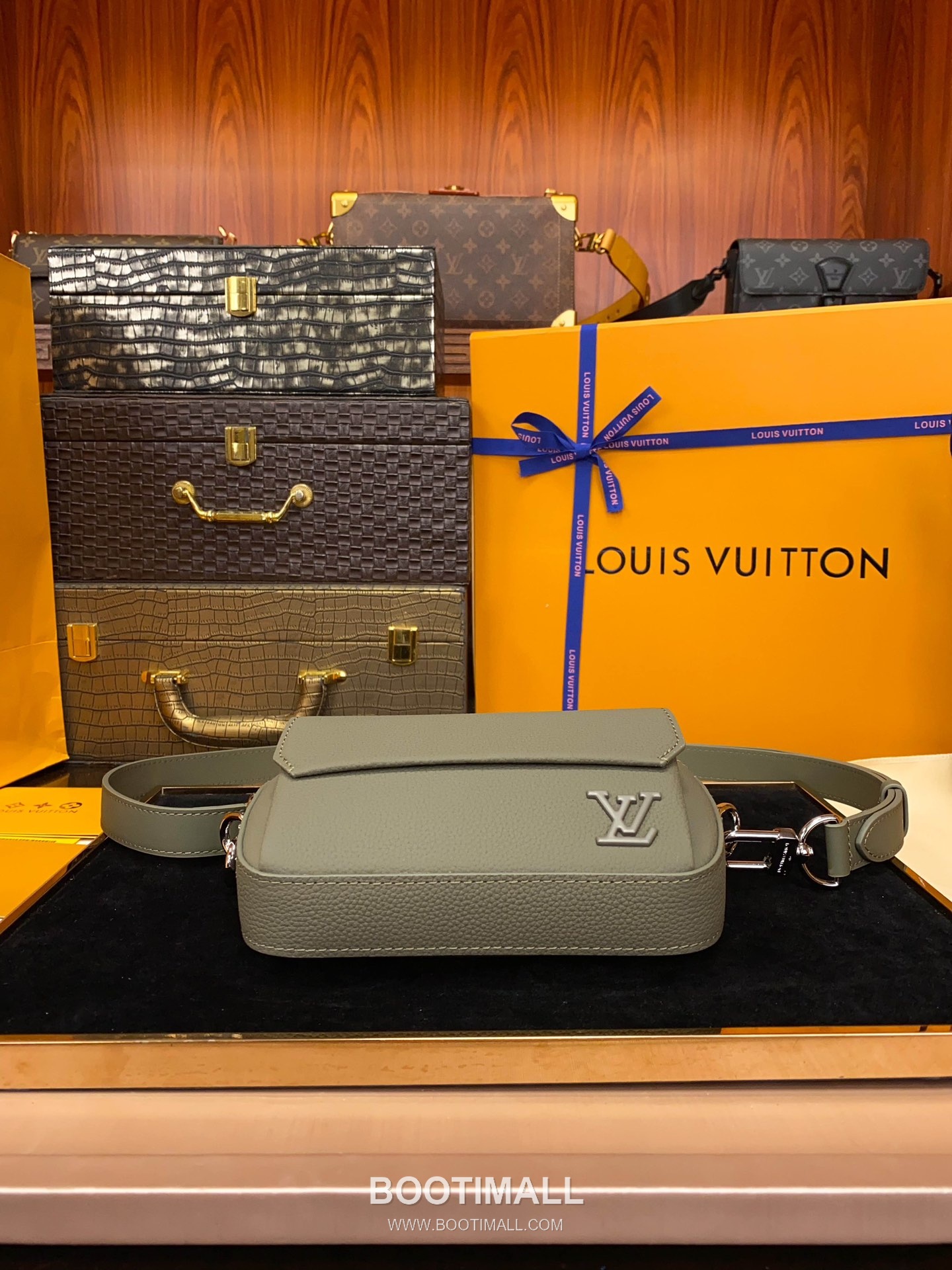 Louis Vuitton Pilot Mini Bag Grained Calfskin Leather Shoulder Bag 루이비통 파일럿 미니백 그레인 카프스킨 가죽 숄더백 20cm 6