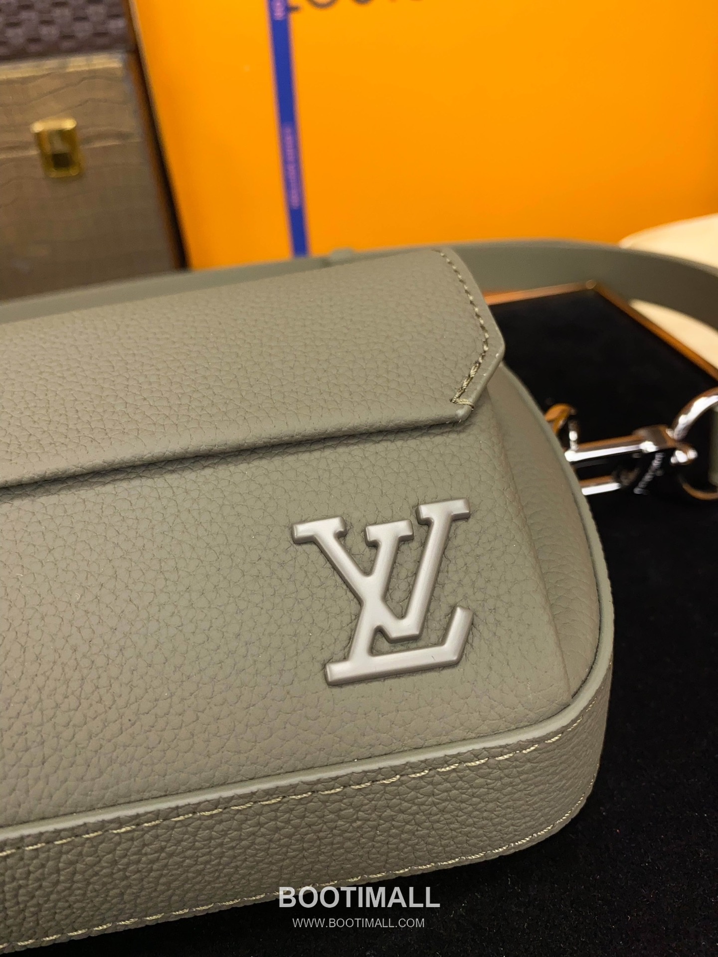 Louis Vuitton Pilot Mini Bag Grained Calfskin Leather Shoulder Bag 루이비통 파일럿 미니백 그레인 카프스킨 가죽 숄더백 20cm 7