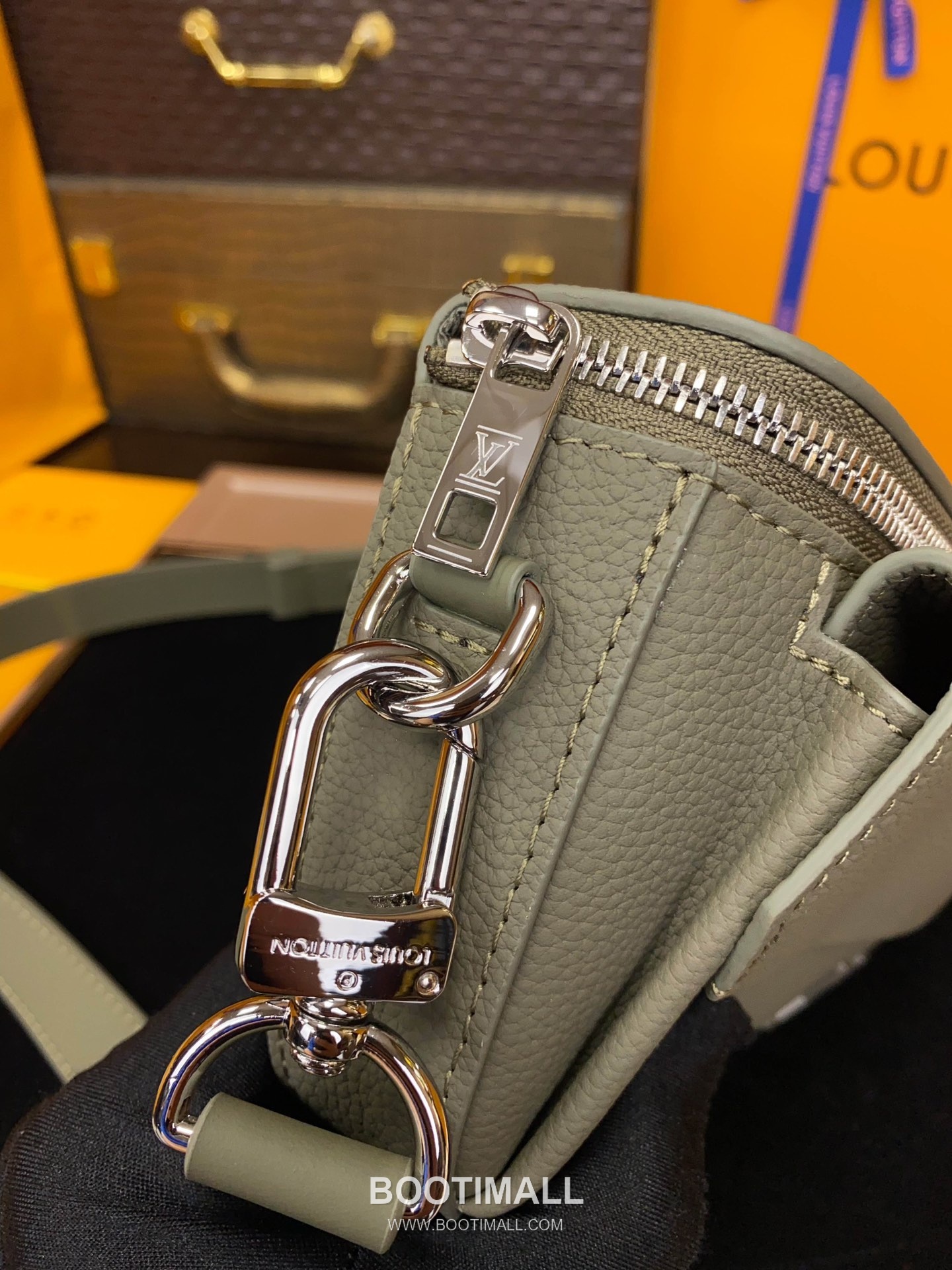 Louis Vuitton Pilot Mini Bag Grained Calfskin Leather Shoulder Bag 루이비통 파일럿 미니백 그레인 카프스킨 가죽 숄더백 20cm 8