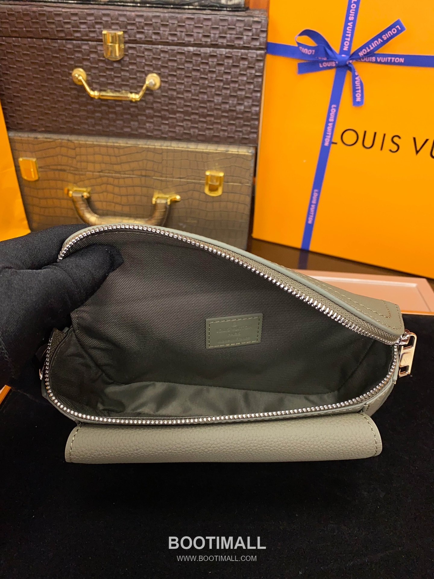 Louis Vuitton Pilot Mini Bag Grained Calfskin Leather Shoulder Bag 루이비통 파일럿 미니백 그레인 카프스킨 가죽 숄더백 20cm 9