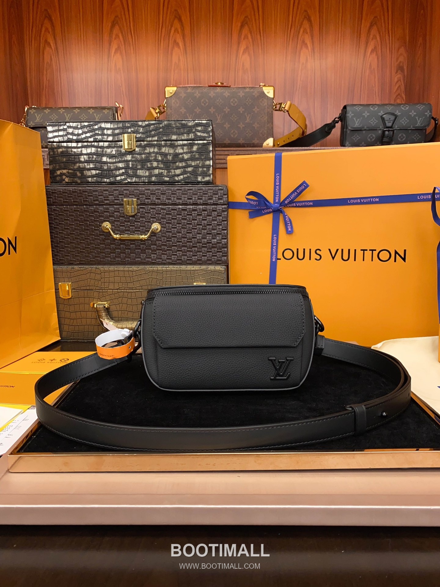 Louis Vuitton Pilot Mini Bag Grained Calfskin Leather Shoulder Bag 루이비통 파일럿 미니백 그레인 카프스킨 가죽 숄더백 20cm 2