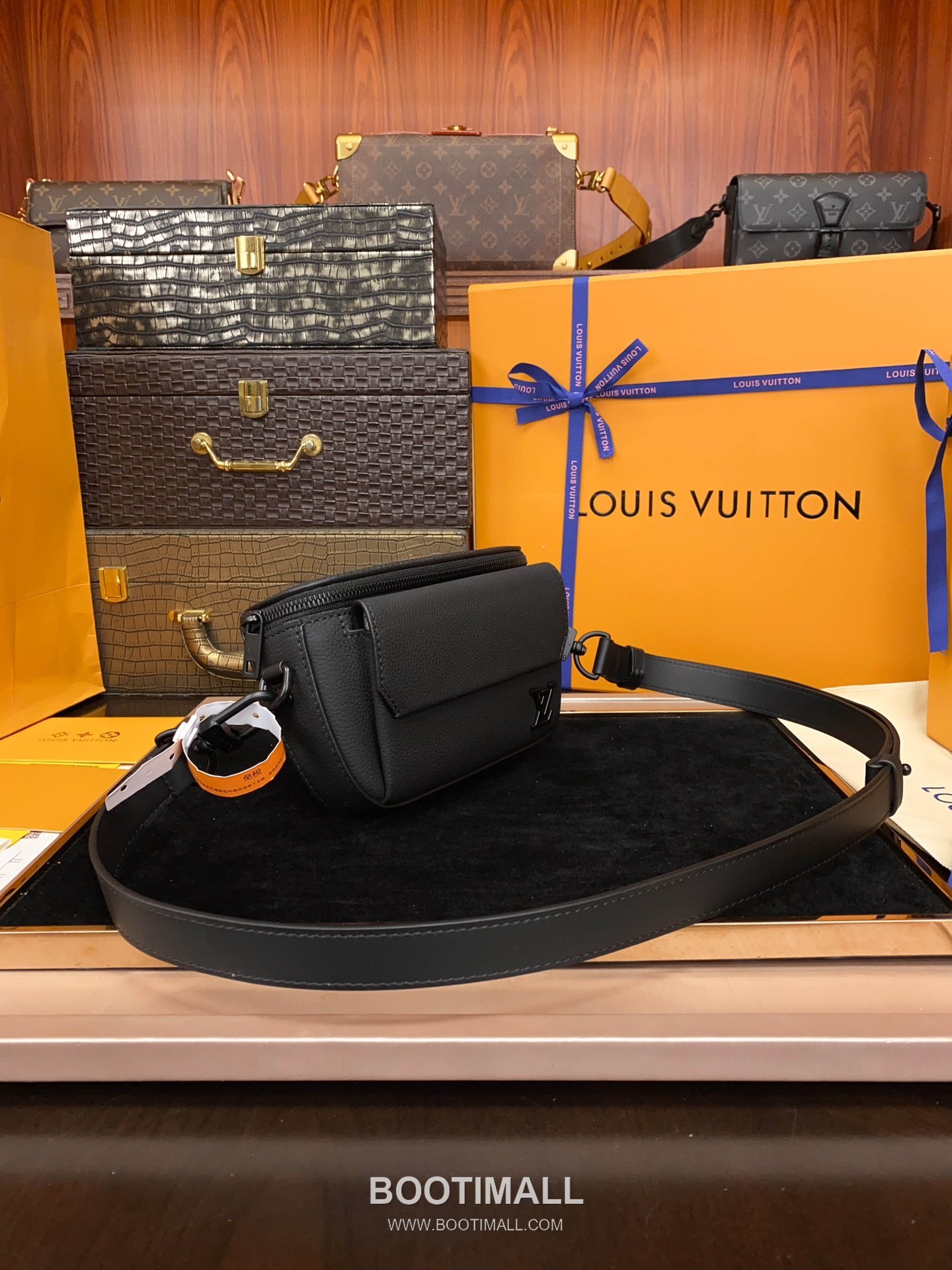 Louis Vuitton Pilot Mini Bag Grained Calfskin Leather Shoulder Bag 루이비통 파일럿 미니백 그레인 카프스킨 가죽 숄더백 20cm 3