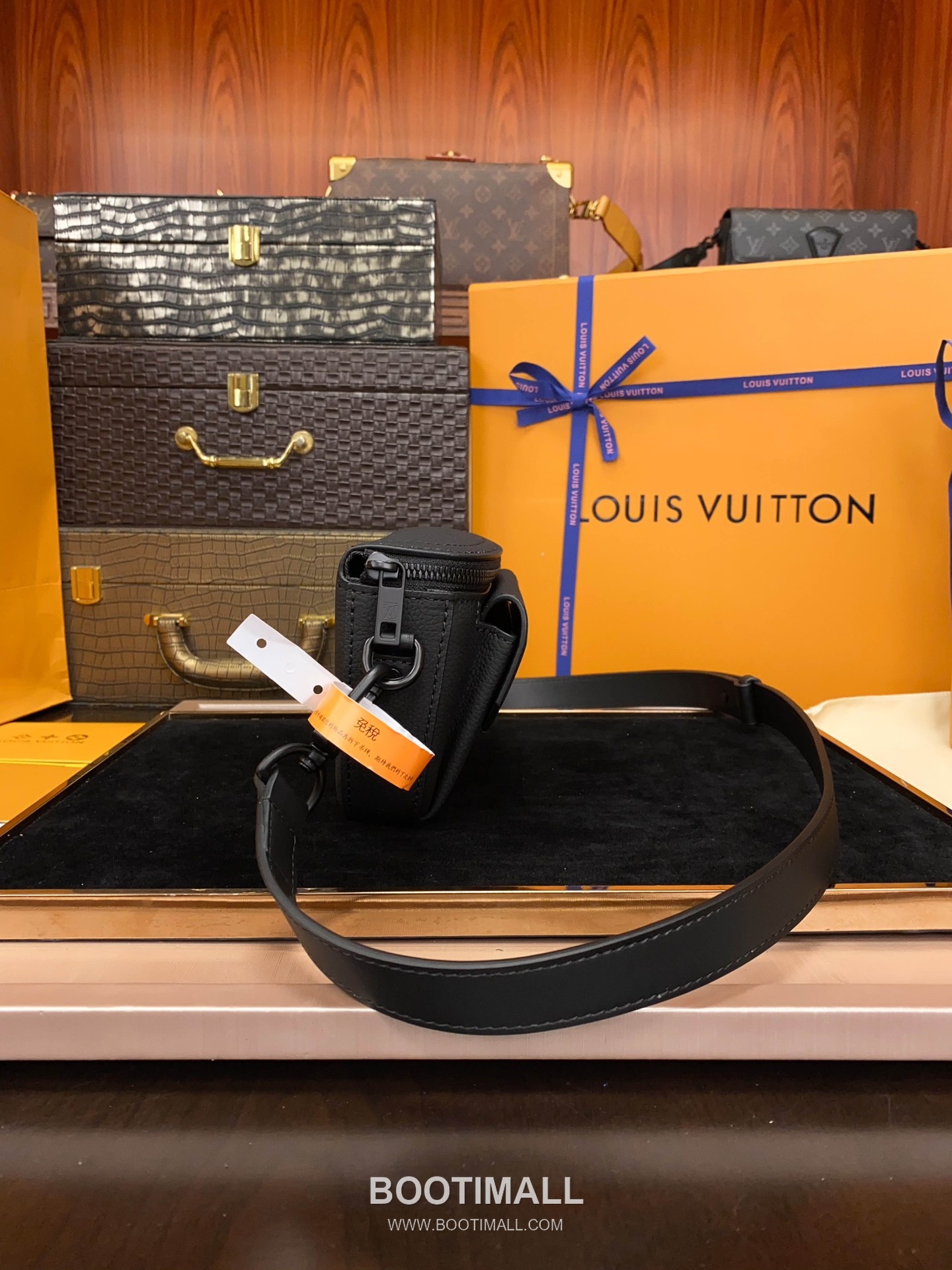 Louis Vuitton Pilot Mini Bag Grained Calfskin Leather Shoulder Bag 루이비통 파일럿 미니백 그레인 카프스킨 가죽 숄더백 20cm 4