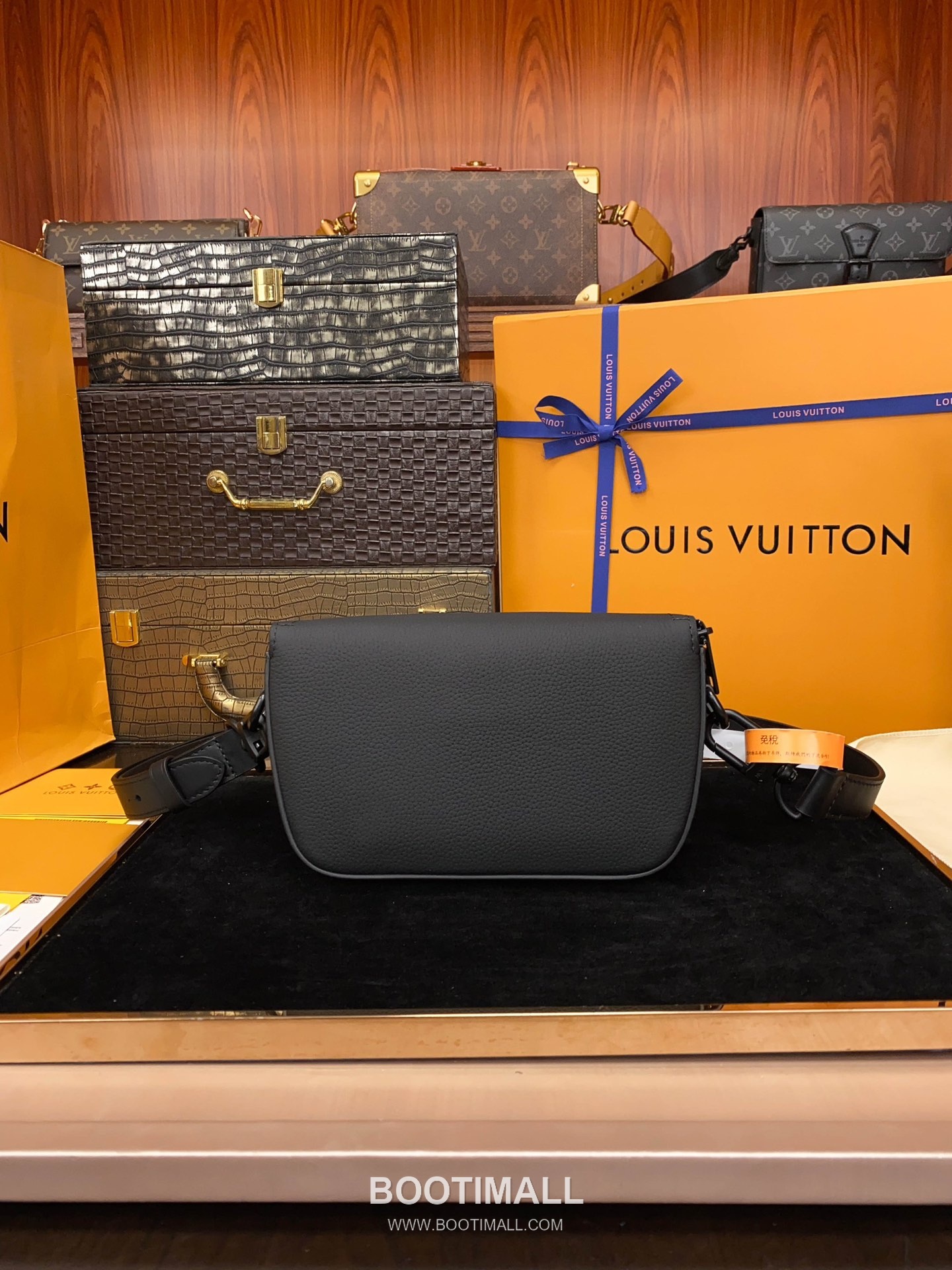 Louis Vuitton Pilot Mini Bag Grained Calfskin Leather Shoulder Bag 루이비통 파일럿 미니백 그레인 카프스킨 가죽 숄더백 20cm 5
