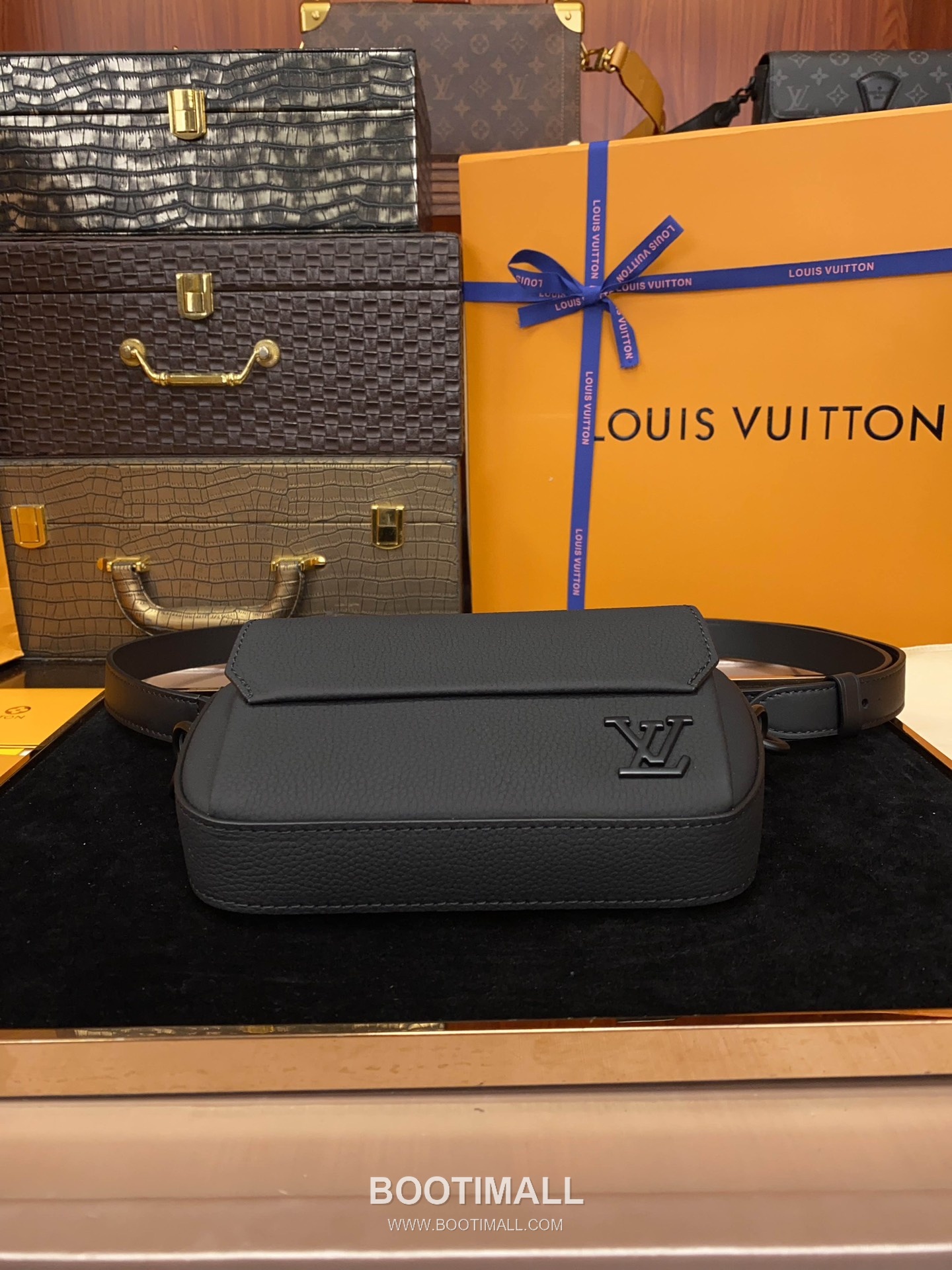 Louis Vuitton Pilot Mini Bag Grained Calfskin Leather Shoulder Bag 루이비통 파일럿 미니백 그레인 카프스킨 가죽 숄더백 20cm 6