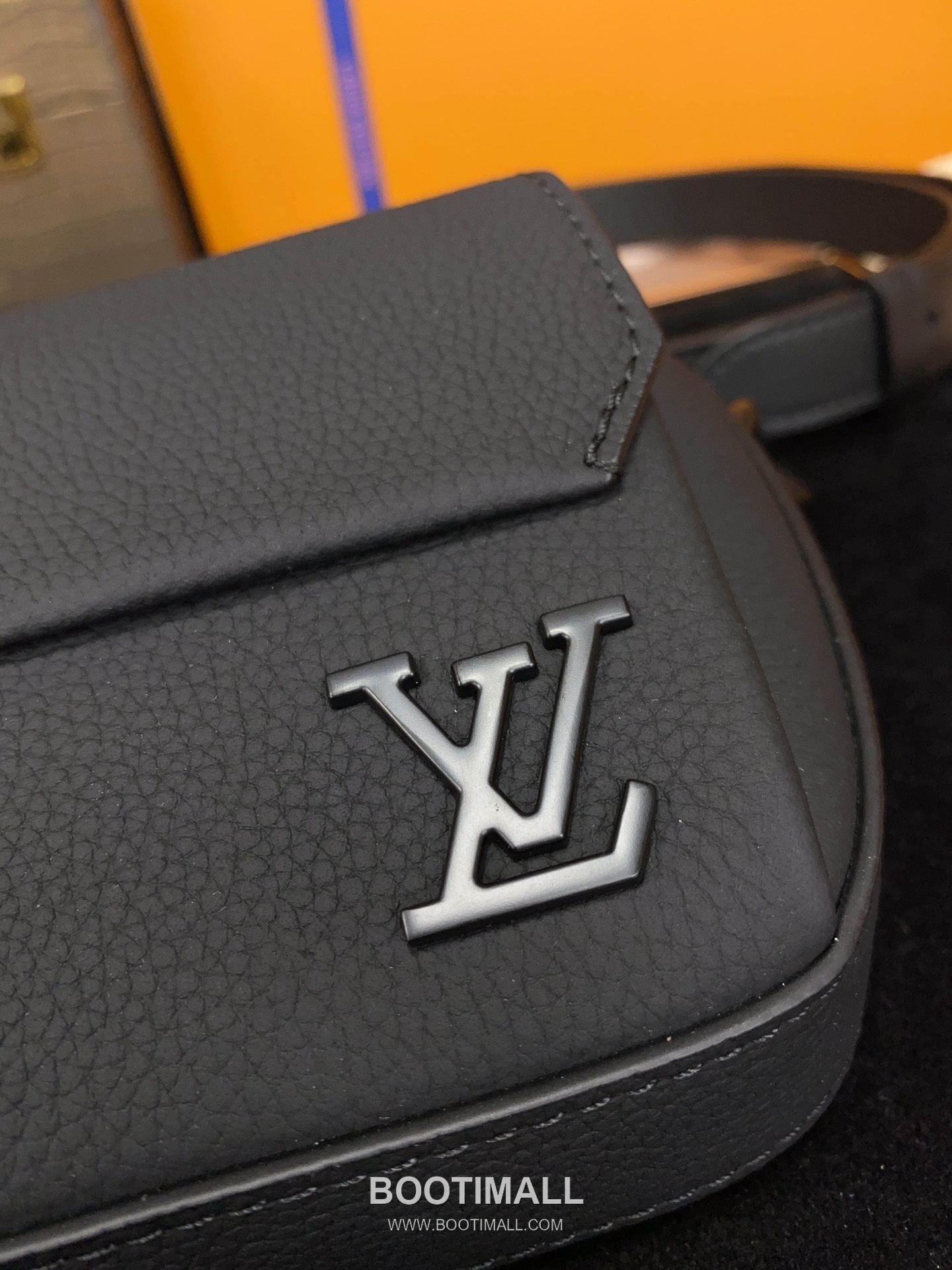 Louis Vuitton Pilot Mini Bag Grained Calfskin Leather Shoulder Bag 루이비통 파일럿 미니백 그레인 카프스킨 가죽 숄더백 20cm 7