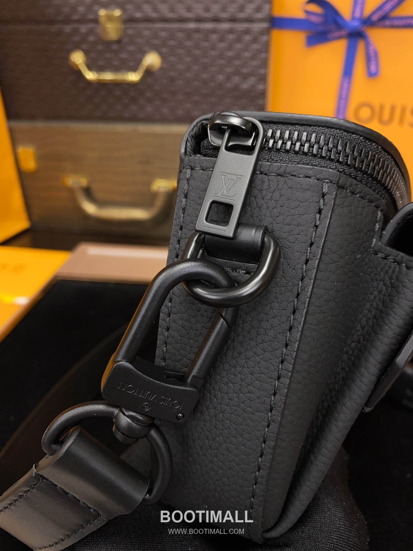 Louis Vuitton Pilot Mini Bag Grained Calfskin Leather Shoulder Bag 루이비통 파일럿 미니백 그레인 카프스킨 가죽 숄더백 20cm 8