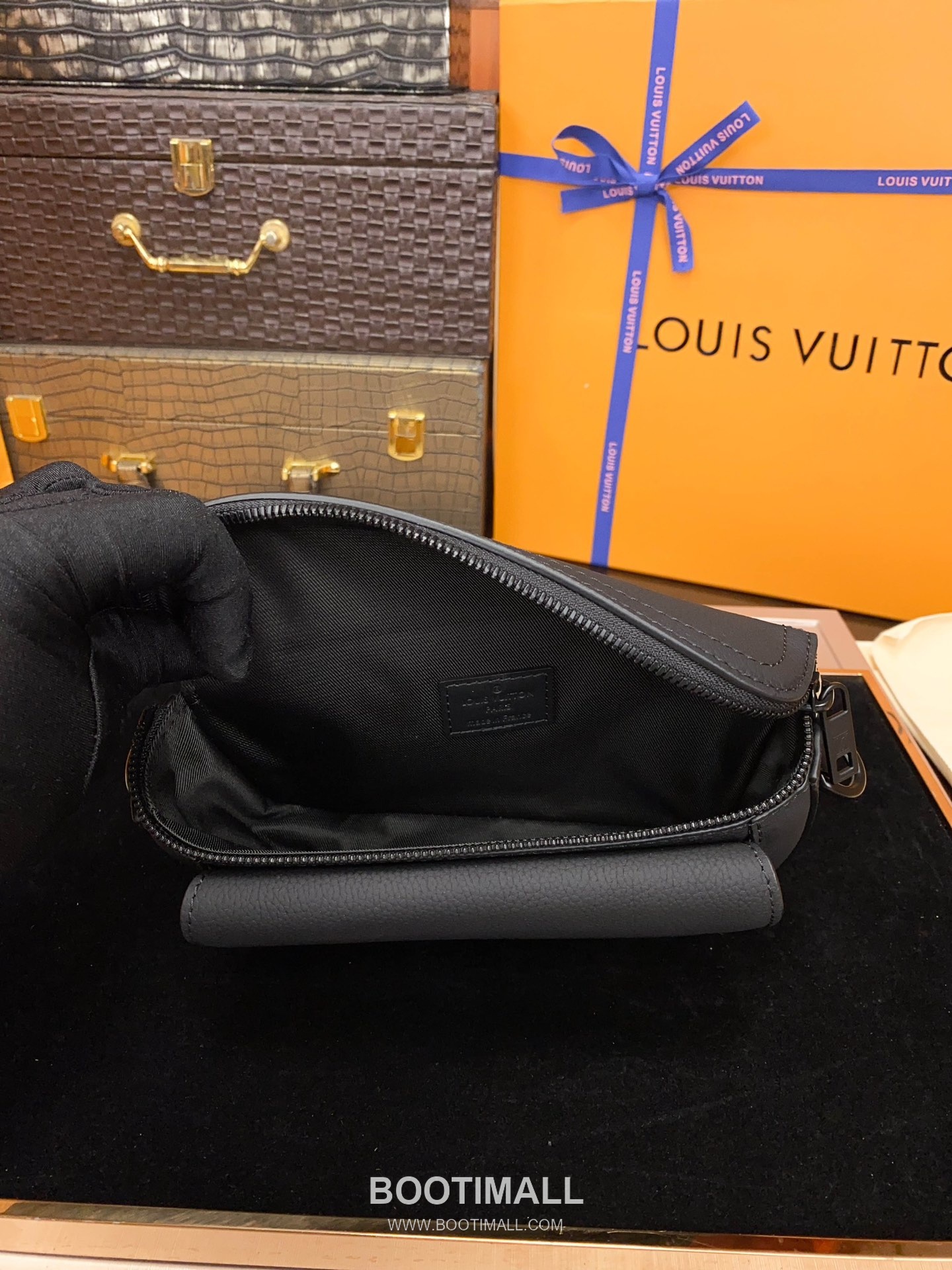 Louis Vuitton Pilot Mini Bag Grained Calfskin Leather Shoulder Bag 루이비통 파일럿 미니백 그레인 카프스킨 가죽 숄더백 20cm 9