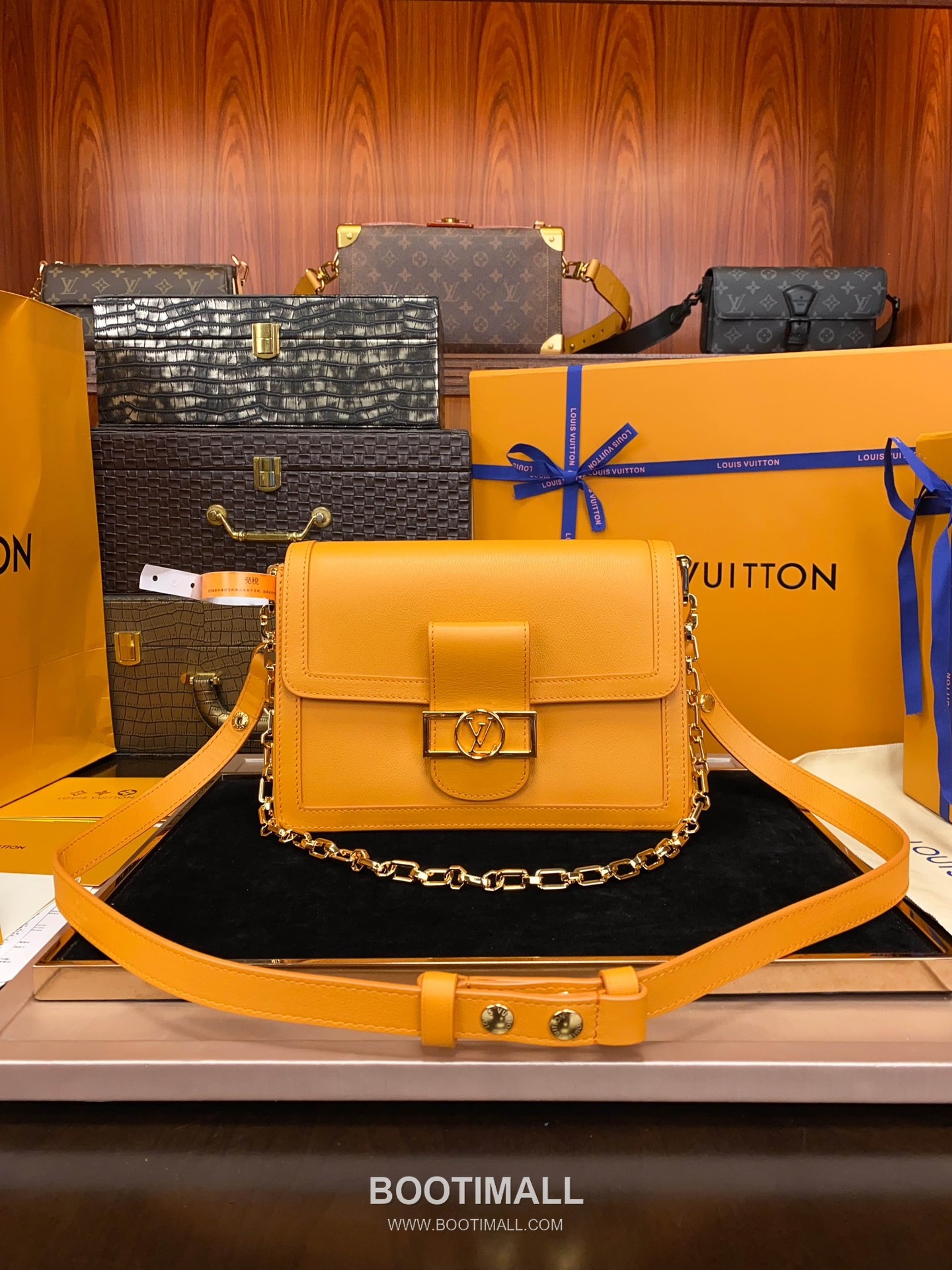 Louis Vuitton Dauphine Soft MM Calfskin Leather Shoulder Bag 루이비통 도핀 소프트 MM 카프스킨 가죽 숄더백 24cm 11