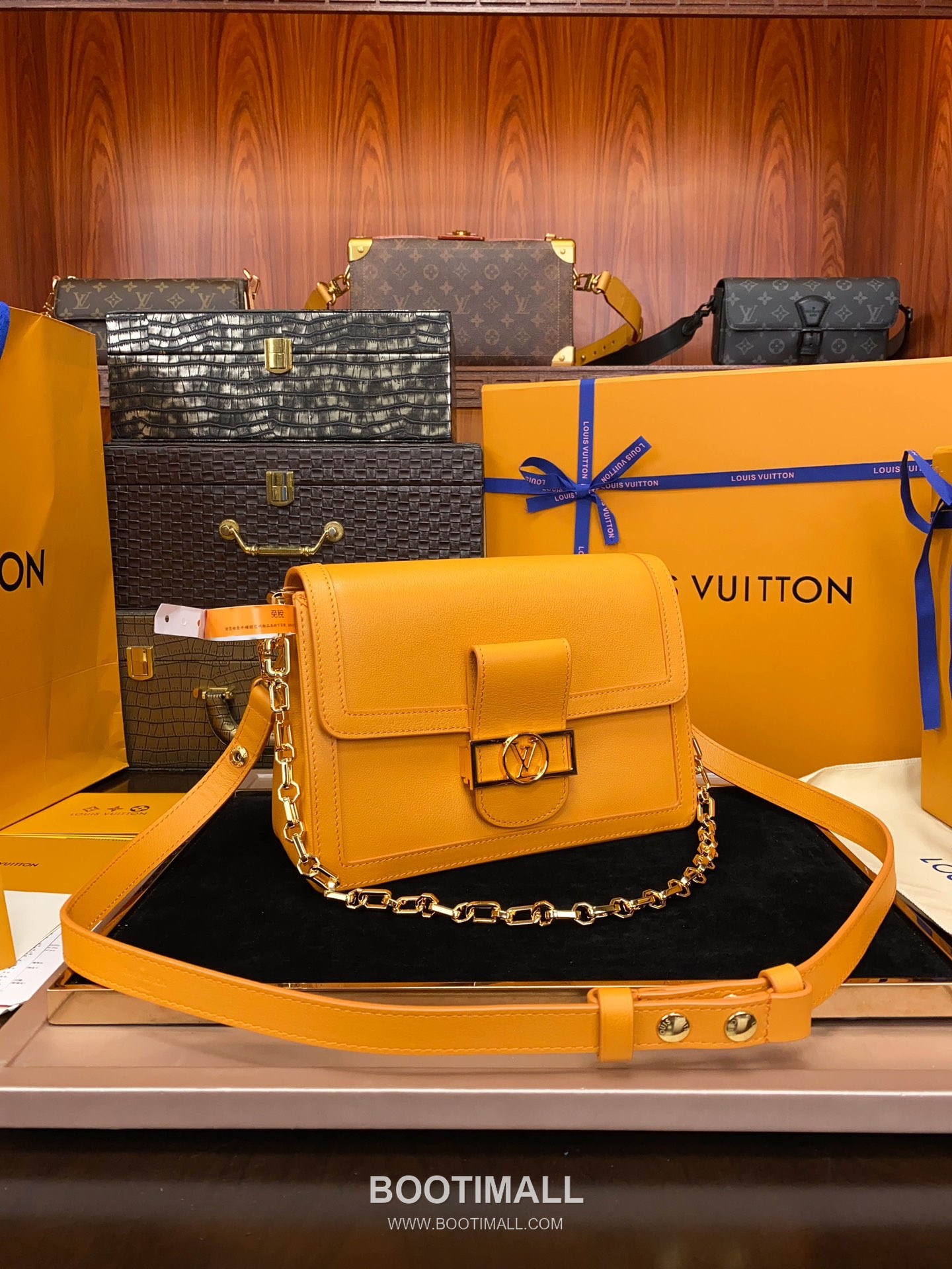 Louis Vuitton Dauphine Soft MM Calfskin Leather Shoulder Bag 루이비통 도핀 소프트 MM 카프스킨 가죽 숄더백 24cm 12