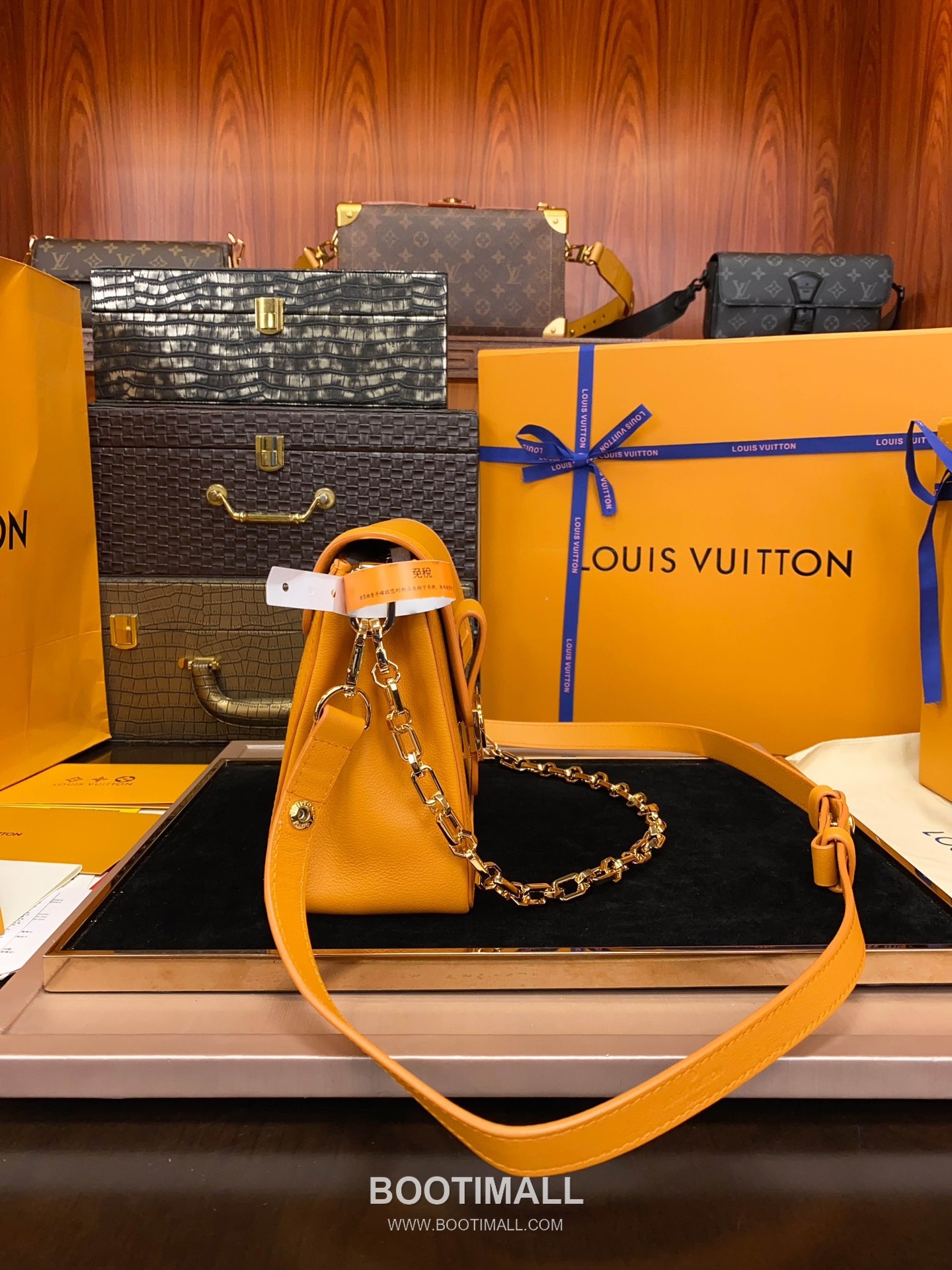 Louis Vuitton Dauphine Soft MM Calfskin Leather Shoulder Bag 루이비통 도핀 소프트 MM 카프스킨 가죽 숄더백 24cm 13