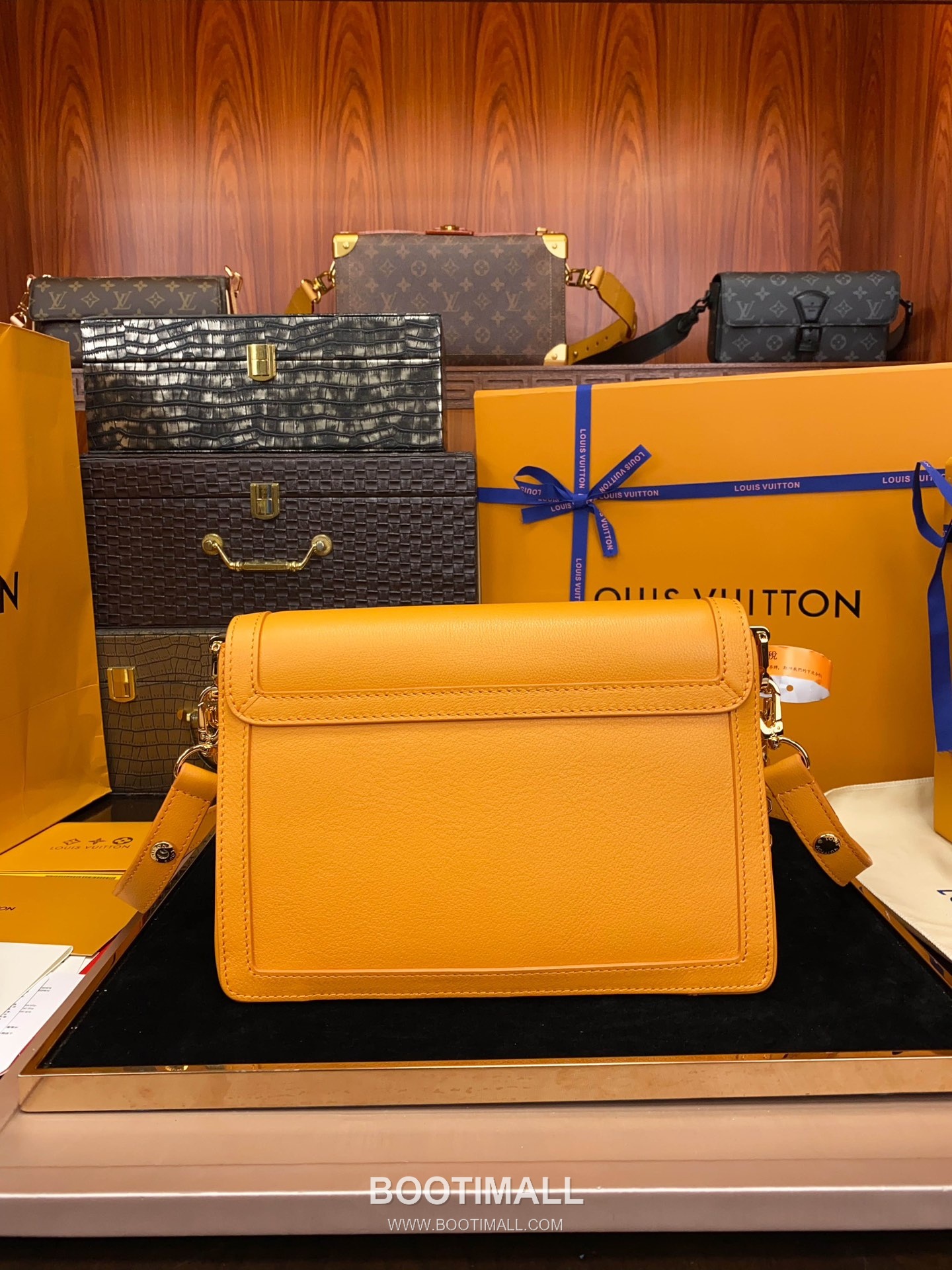 Louis Vuitton Dauphine Soft MM Calfskin Leather Shoulder Bag 루이비통 도핀 소프트 MM 카프스킨 가죽 숄더백 24cm 14