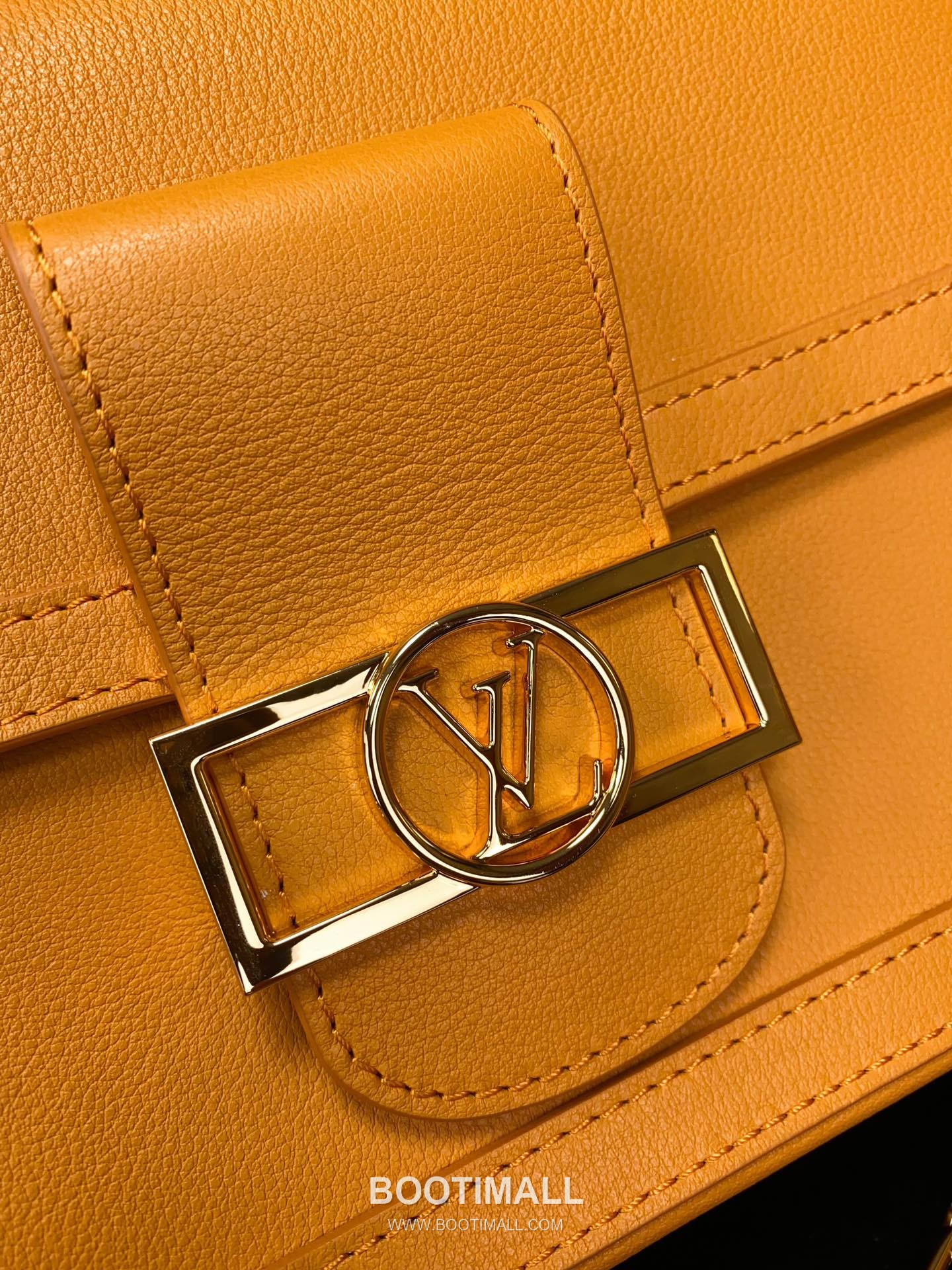 Louis Vuitton Dauphine Soft MM Calfskin Leather Shoulder Bag 루이비통 도핀 소프트 MM 카프스킨 가죽 숄더백 24cm 16