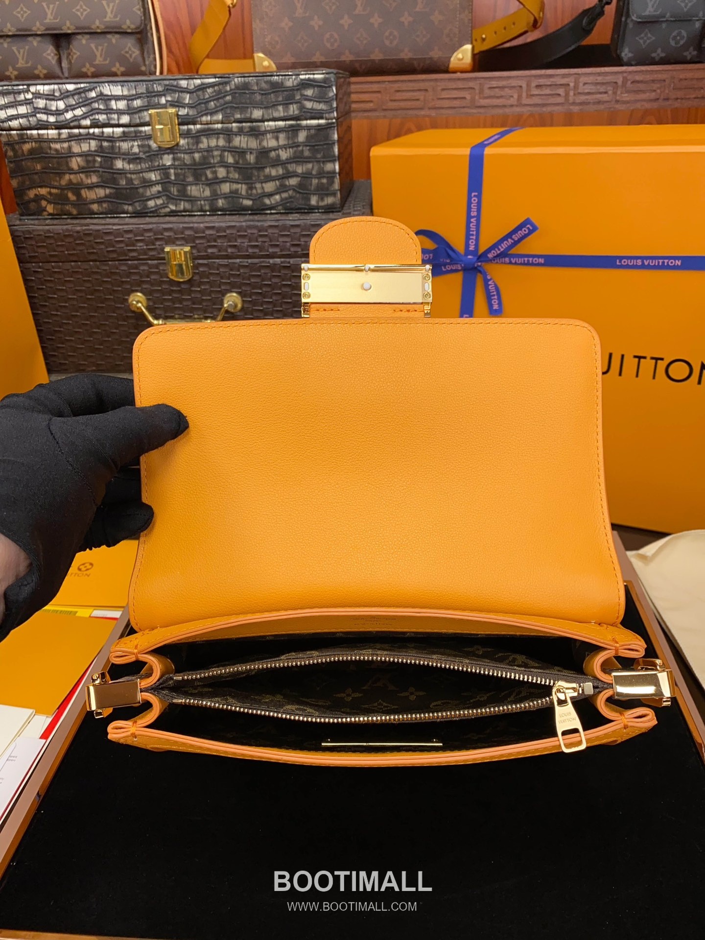 Louis Vuitton Dauphine Soft MM Calfskin Leather Shoulder Bag 루이비통 도핀 소프트 MM 카프스킨 가죽 숄더백 24cm 18