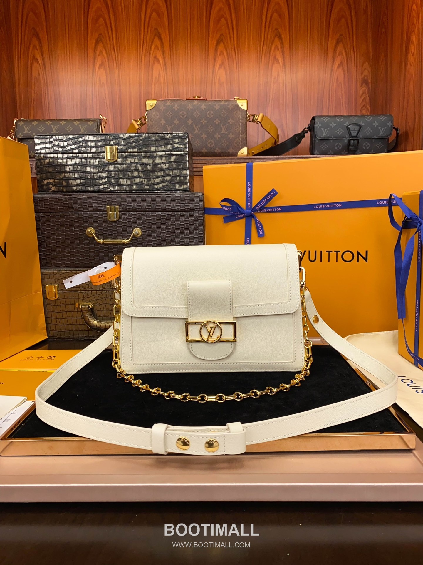 Louis Vuitton Dauphine Soft MM Calfskin Leather Shoulder Bag 루이비통 도핀 소프트 MM 카프스킨 가죽 숄더백 24cm 10