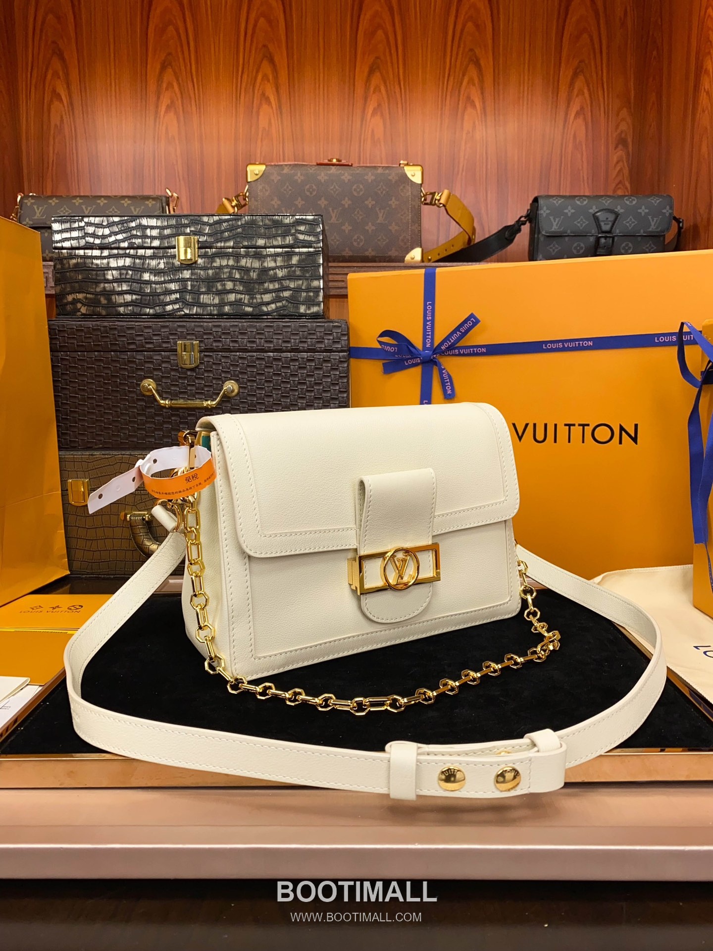 Louis Vuitton Dauphine Soft MM Calfskin Leather Shoulder Bag 루이비통 도핀 소프트 MM 카프스킨 가죽 숄더백 24cm 11