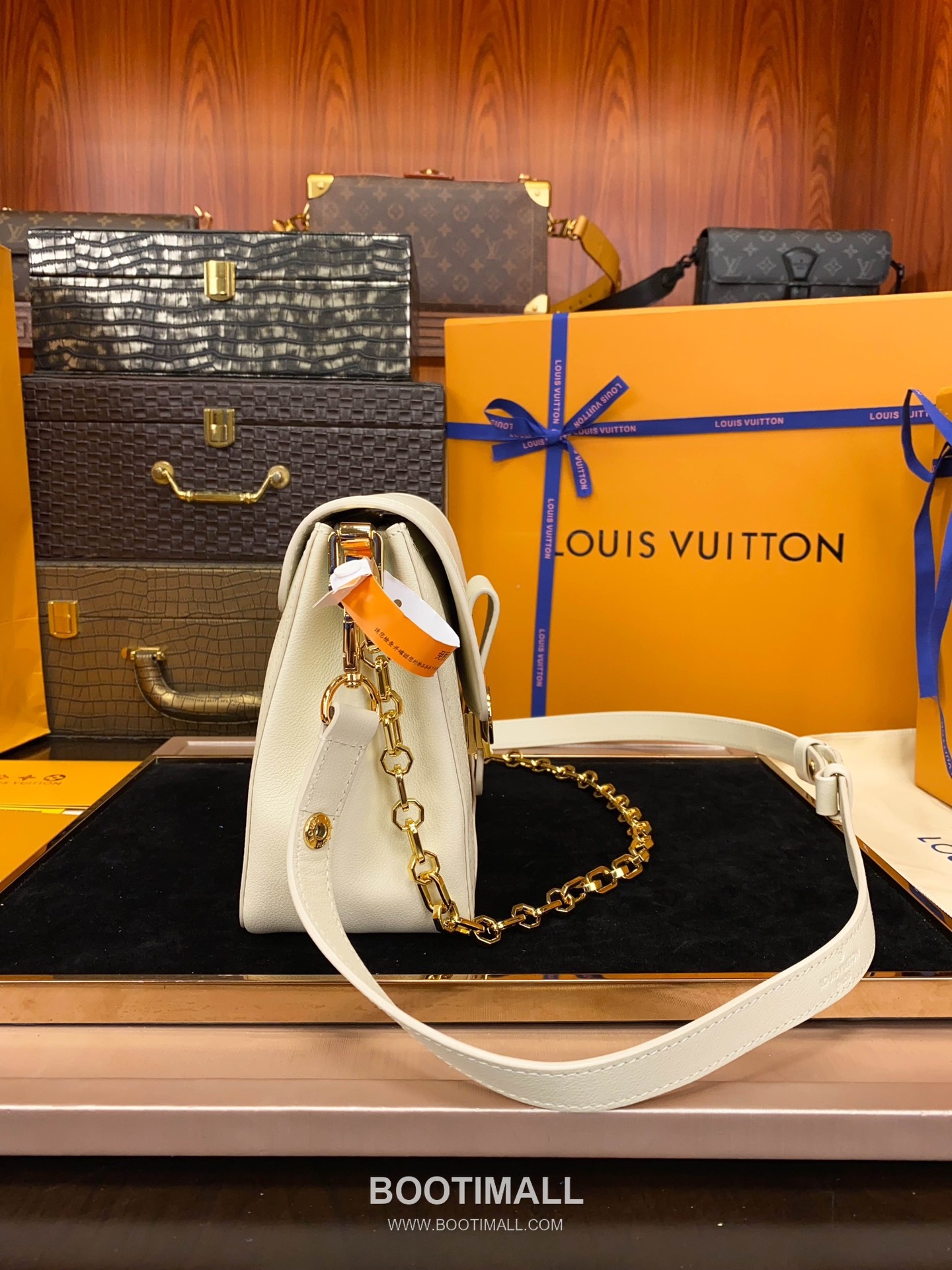 Louis Vuitton Dauphine Soft MM Calfskin Leather Shoulder Bag 루이비통 도핀 소프트 MM 카프스킨 가죽 숄더백 24cm 12