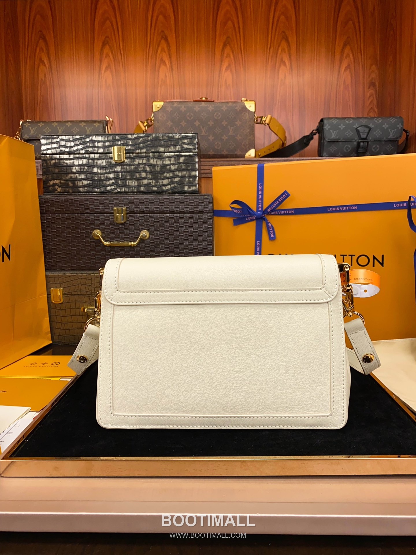 Louis Vuitton Dauphine Soft MM Calfskin Leather Shoulder Bag 루이비통 도핀 소프트 MM 카프스킨 가죽 숄더백 24cm 13