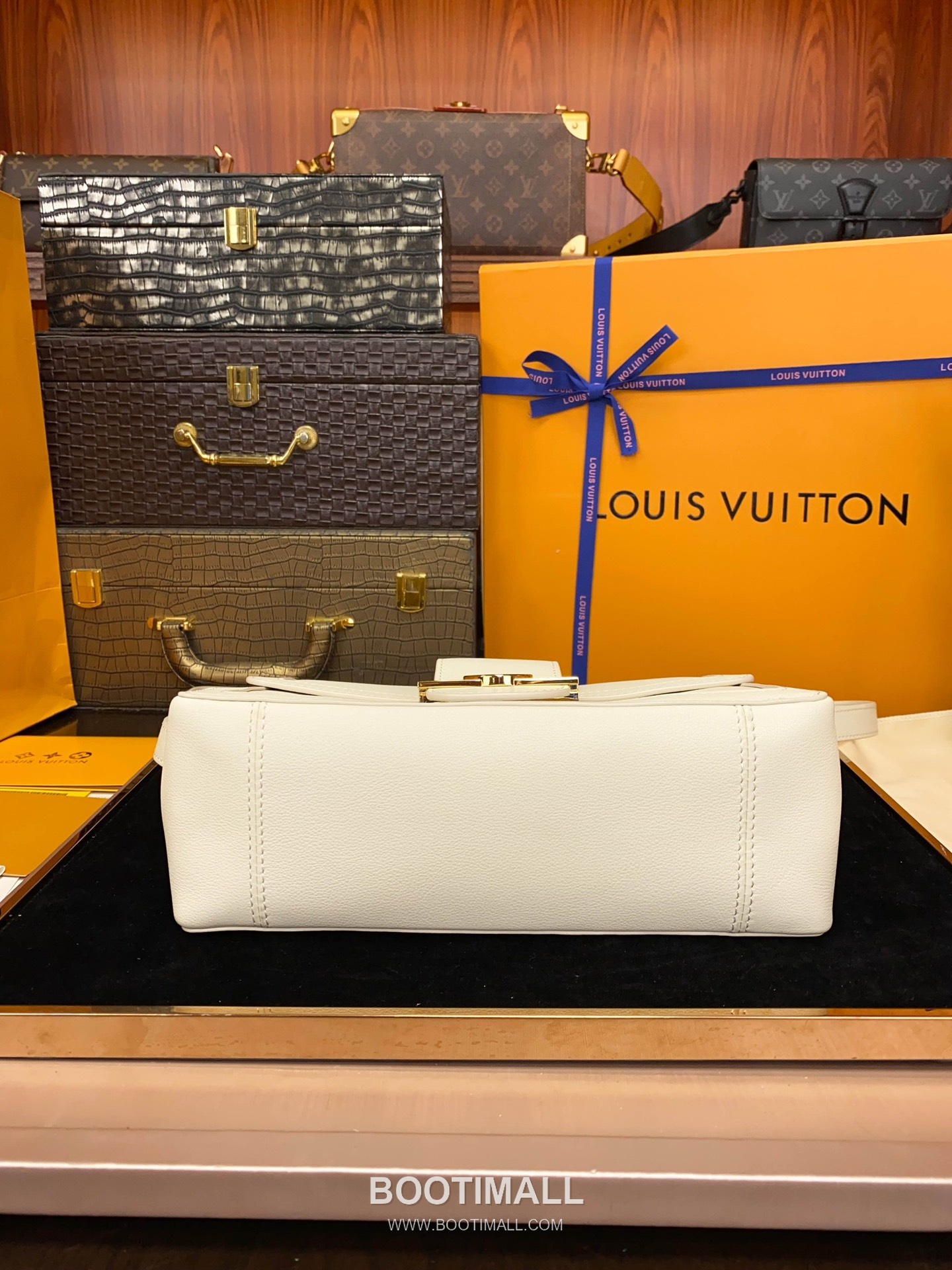 Louis Vuitton Dauphine Soft MM Calfskin Leather Shoulder Bag 루이비통 도핀 소프트 MM 카프스킨 가죽 숄더백 24cm 14