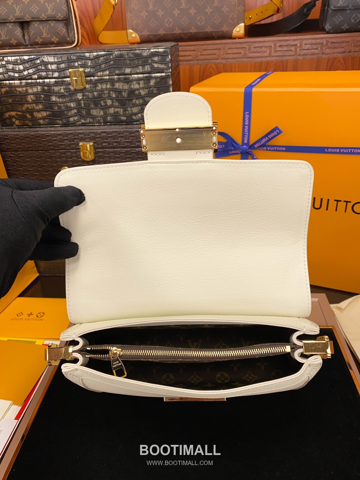 Louis Vuitton Dauphine Soft MM Calfskin Leather Shoulder Bag 루이비통 도핀 소프트 MM 카프스킨 가죽 숄더백 24cm 16