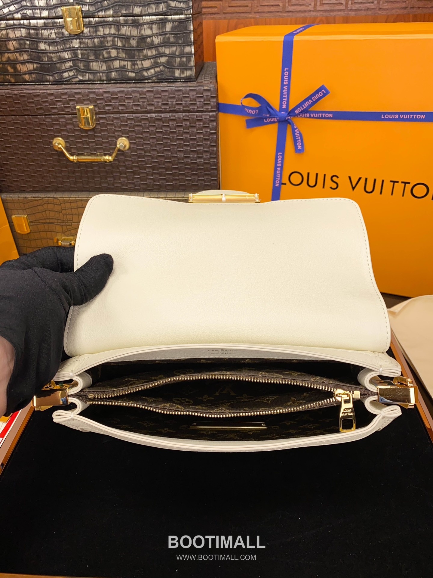 Louis Vuitton Dauphine Soft MM Calfskin Leather Shoulder Bag 루이비통 도핀 소프트 MM 카프스킨 가죽 숄더백 24cm 17