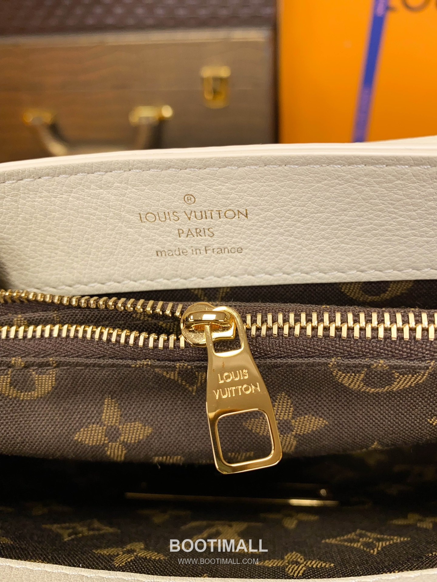 Louis Vuitton Dauphine Soft MM Calfskin Leather Shoulder Bag 루이비통 도핀 소프트 MM 카프스킨 가죽 숄더백 24cm 18