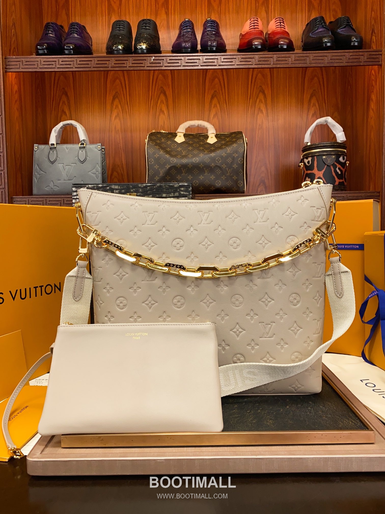 Louis Vuitton Coussin Hobo Bag M12071 Monogram Embossed Padded Leather Bag 루이비통 쿠션 호보백 모노그램 엠보스 패딩 가죽 백 38cm 3