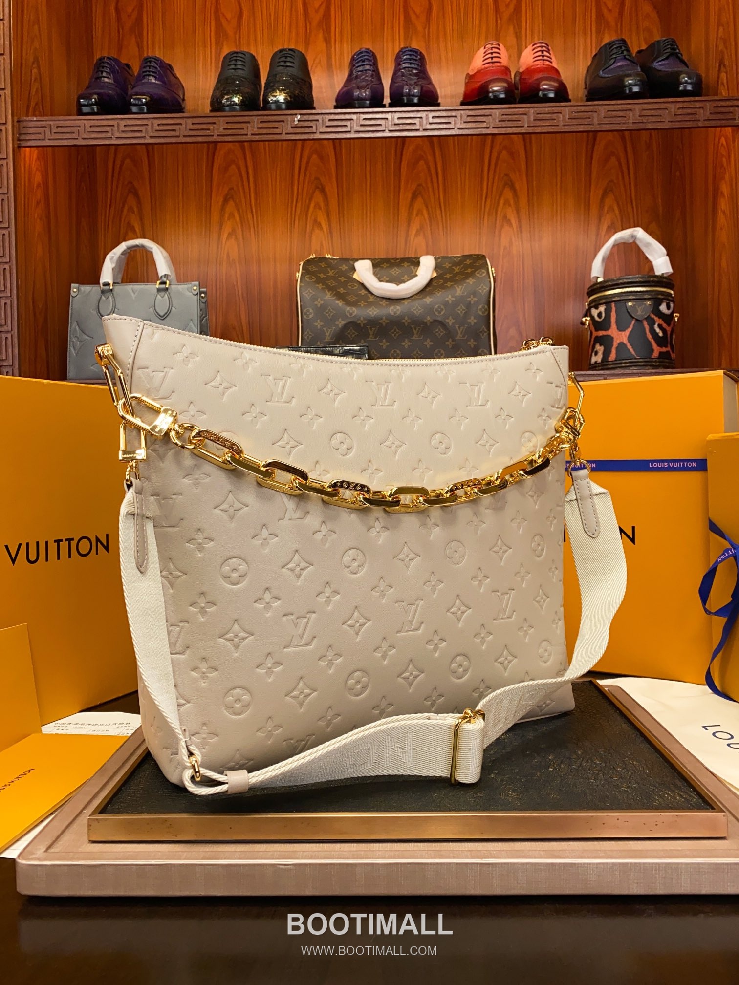 Louis Vuitton Coussin Hobo Bag M12071 Monogram Embossed Padded Leather Bag 루이비통 쿠션 호보백 모노그램 엠보스 패딩 가죽 백 38cm 4