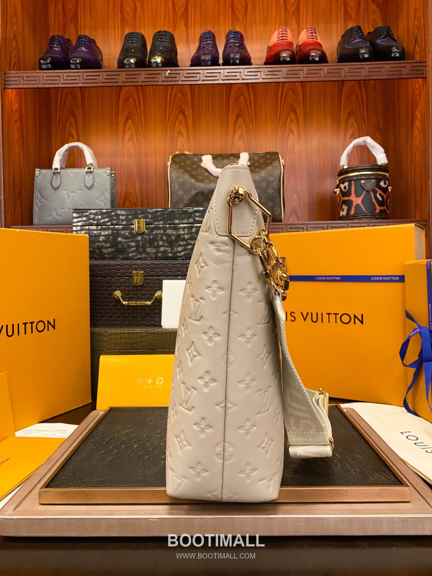 Louis Vuitton Coussin Hobo Bag M12071 Monogram Embossed Padded Leather Bag 루이비통 쿠션 호보백 모노그램 엠보스 패딩 가죽 백 38cm 5