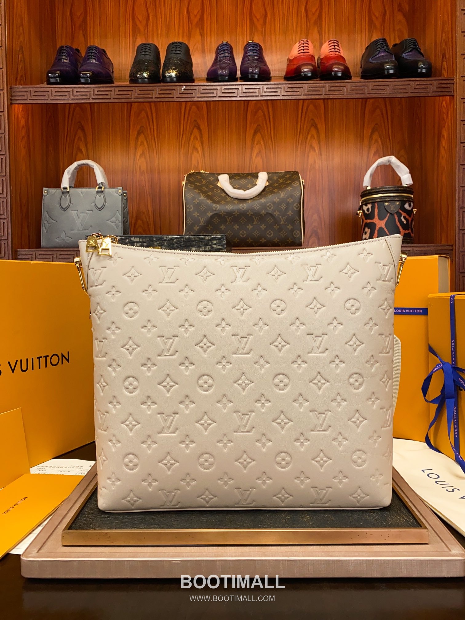 Louis Vuitton Coussin Hobo Bag M12071 Monogram Embossed Padded Leather Bag 루이비통 쿠션 호보백 모노그램 엠보스 패딩 가죽 백 38cm 6