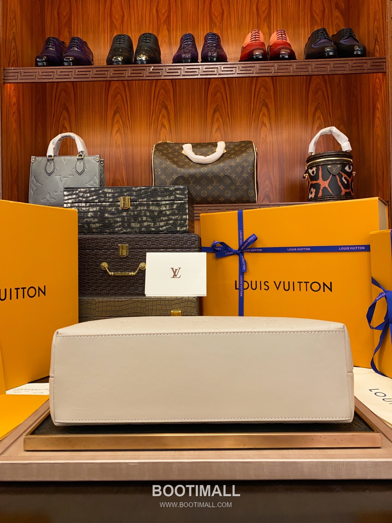 Louis Vuitton Coussin Hobo Bag M12071 Monogram Embossed Padded Leather Bag 루이비통 쿠션 호보백 모노그램 엠보스 패딩 가죽 백 38cm 7