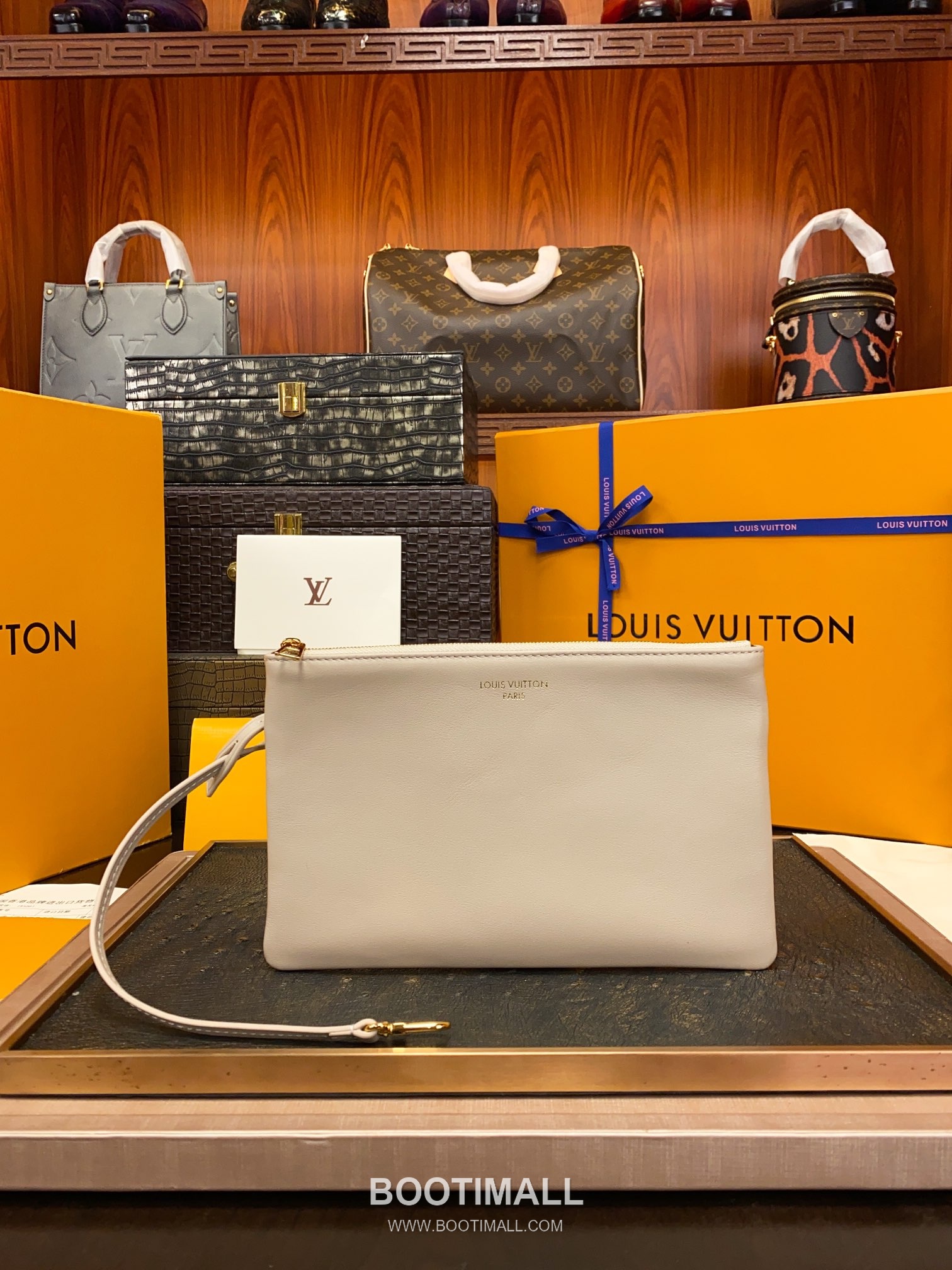 Louis Vuitton Coussin Hobo Bag M12071 Monogram Embossed Padded Leather Bag 루이비통 쿠션 호보백 모노그램 엠보스 패딩 가죽 백 38cm 8