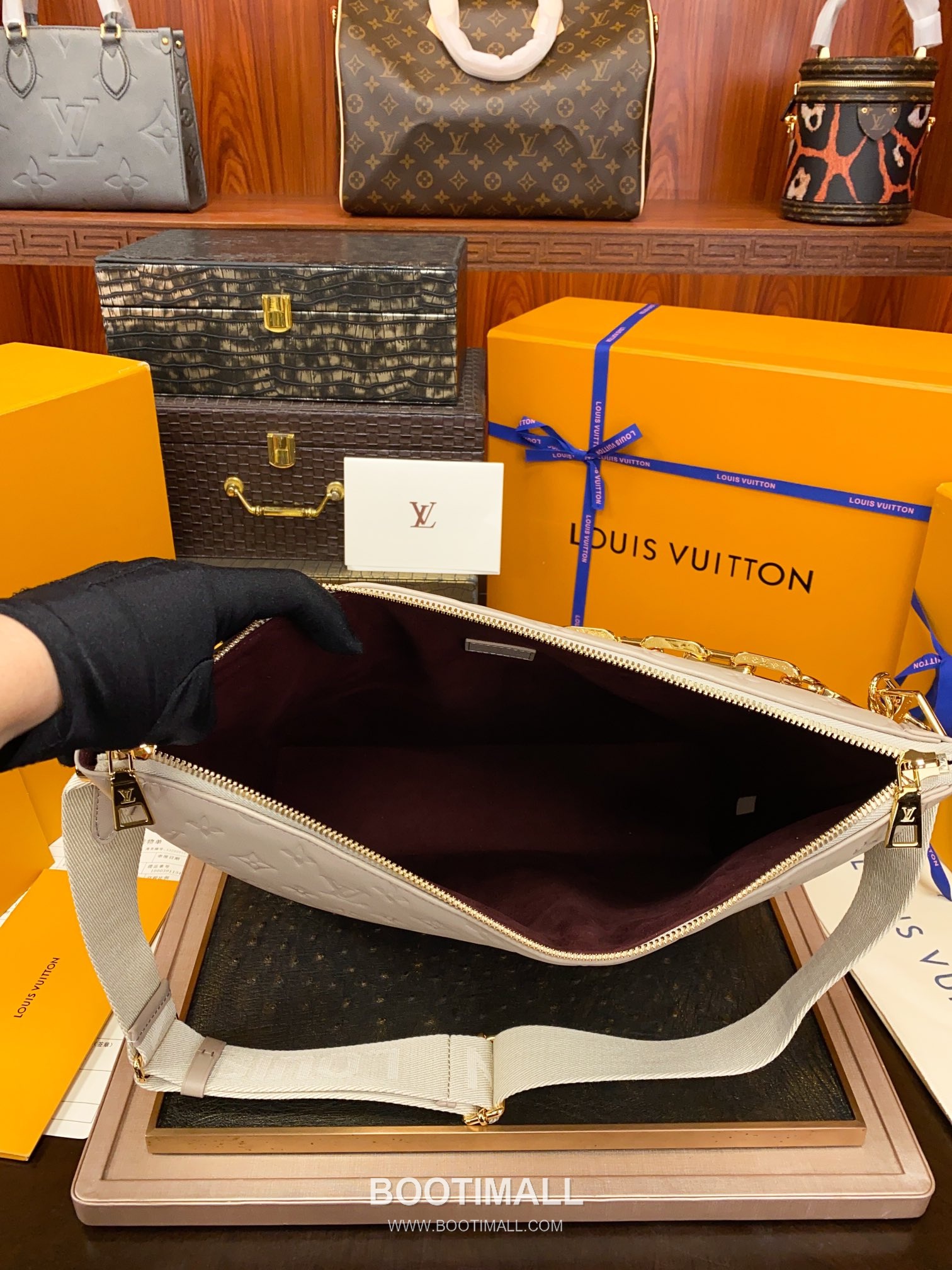 Louis Vuitton Coussin Hobo Bag M12071 Monogram Embossed Padded Leather Bag 루이비통 쿠션 호보백 모노그램 엠보스 패딩 가죽 백 38cm 10