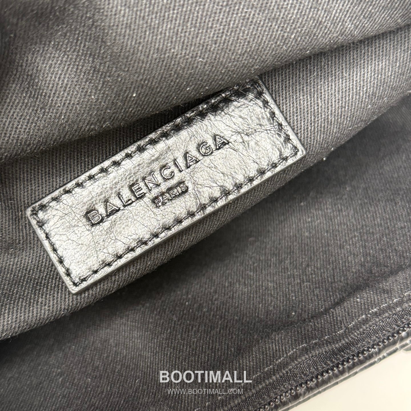Balenciaga Explorer Cracked Lambskin Belt Bag B0049 발렌시아가 익스플로러 크랙 램스킨 벨트백 25cm 8