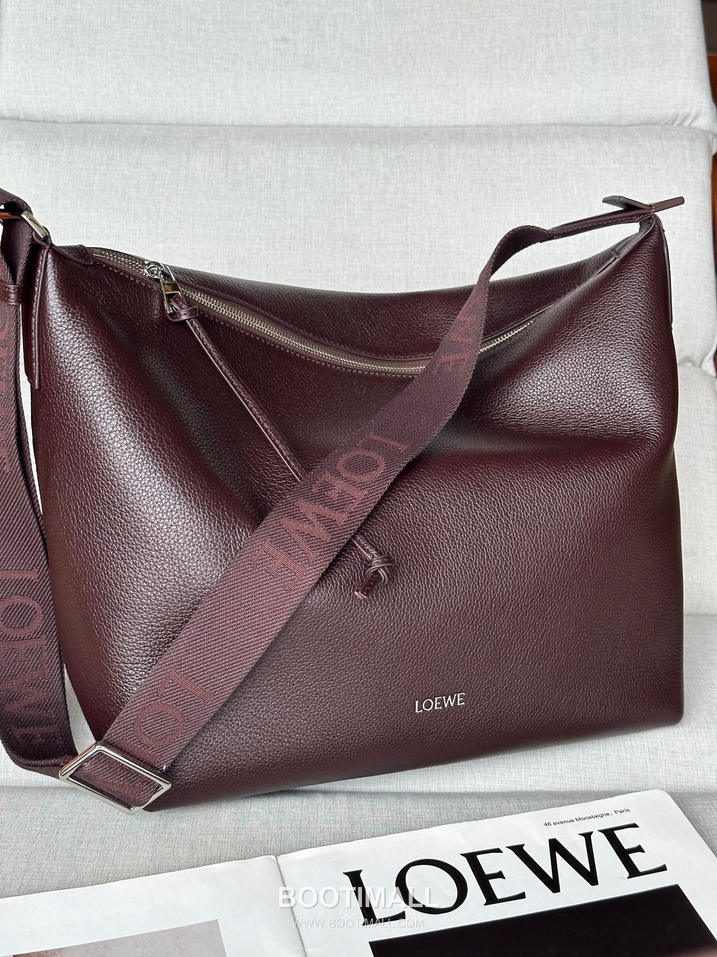 Loewe Cubi Grained Calfskin Leather Crossbody Bag 2201 로에베 큐비 그레인 카프스킨 레더 크로스 숄더백 44cm 6