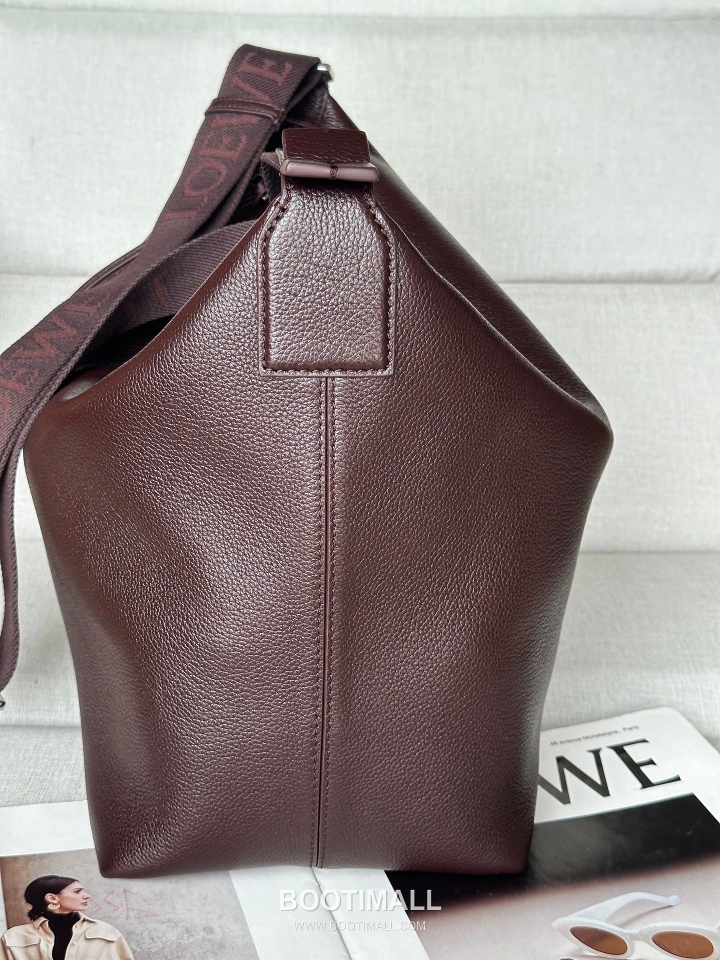 Loewe Cubi Grained Calfskin Leather Crossbody Bag 2201 로에베 큐비 그레인 카프스킨 레더 크로스 숄더백 44cm 8
