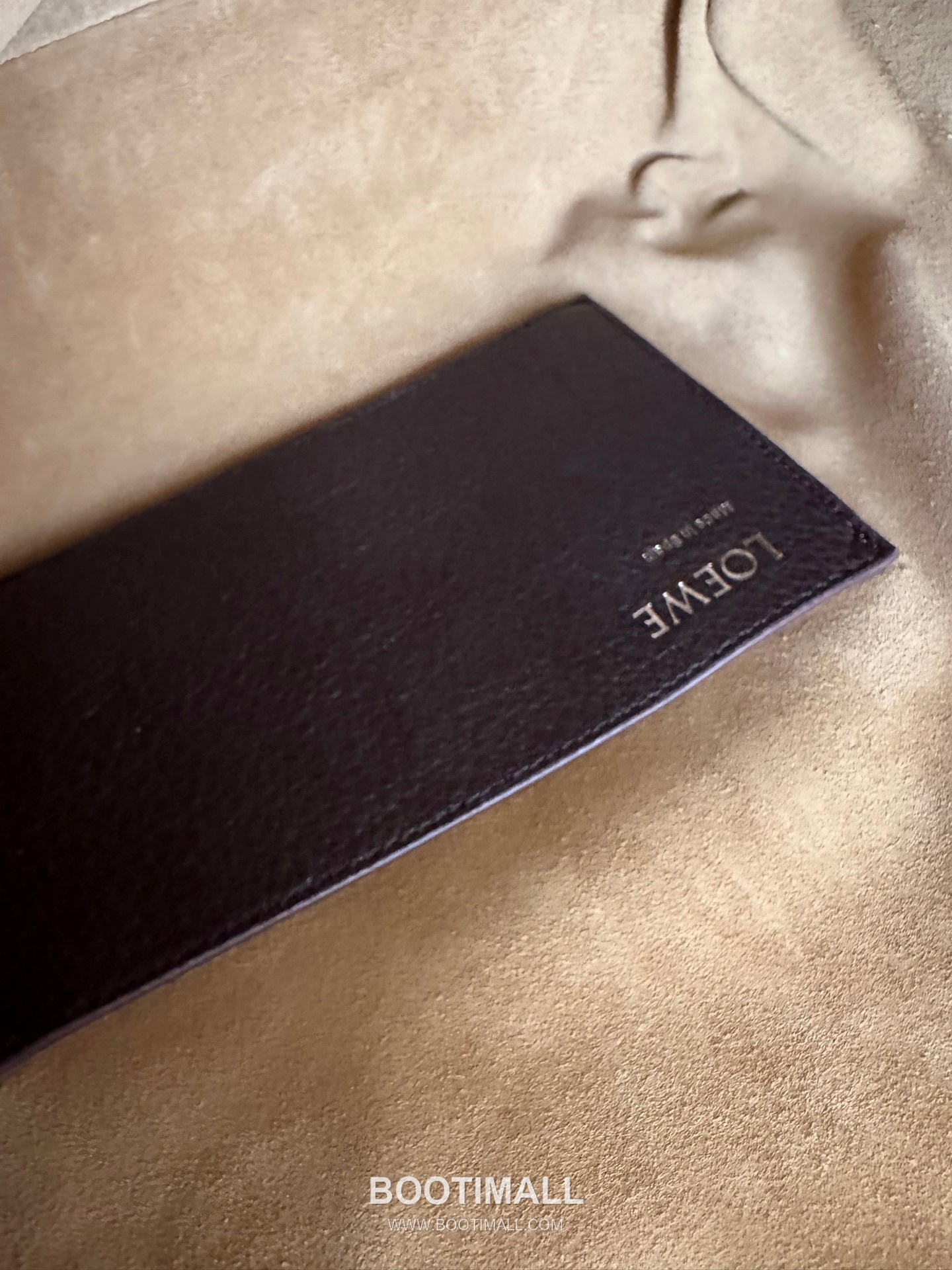 Loewe Cubi Grained Calfskin Leather Crossbody Bag 2201 로에베 큐비 그레인 카프스킨 레더 크로스 숄더백 44cm 13